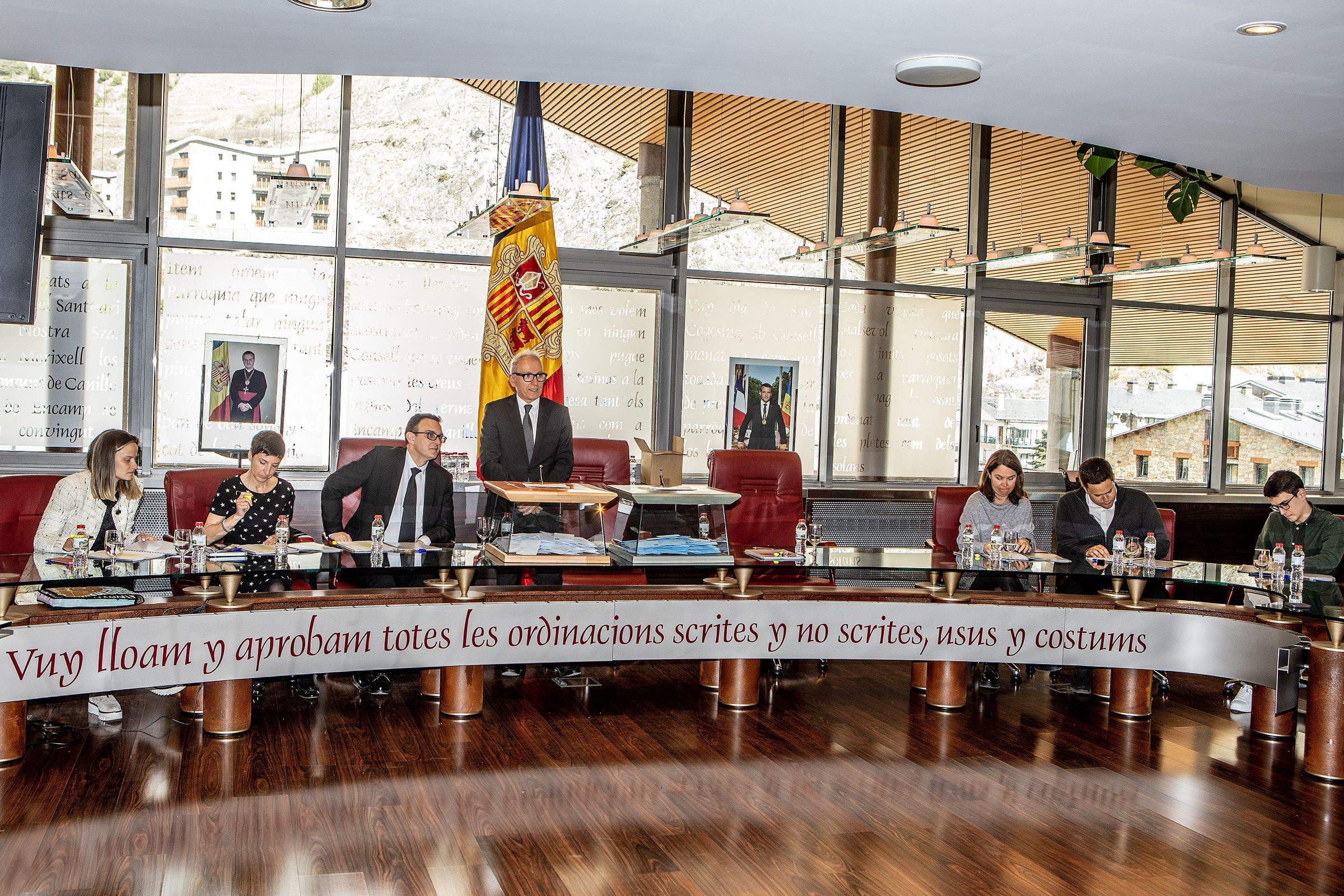 La sala de sessions del comú acull les votacions. La sala de sessions del comú acull les votacions.