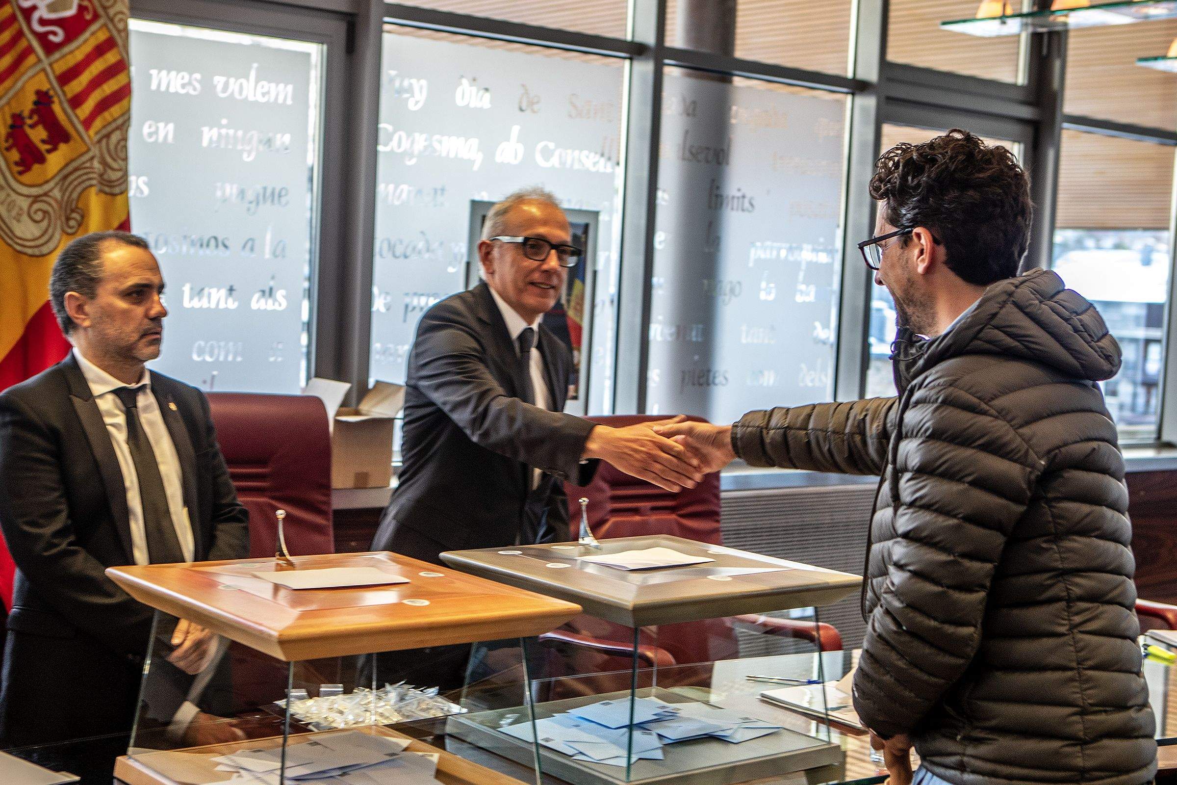 El cònsol Francesc Camp saluda un elector. El cònsol Francesc Camp saluda un elector.