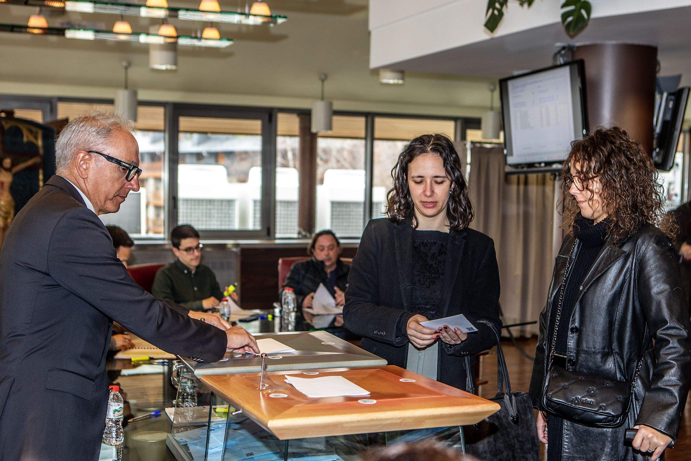 Judith Salazar (dreta) a les votacions d'aquest diumenge. Judith Salazar (dreta) a les votacions d'aquest diumenge.