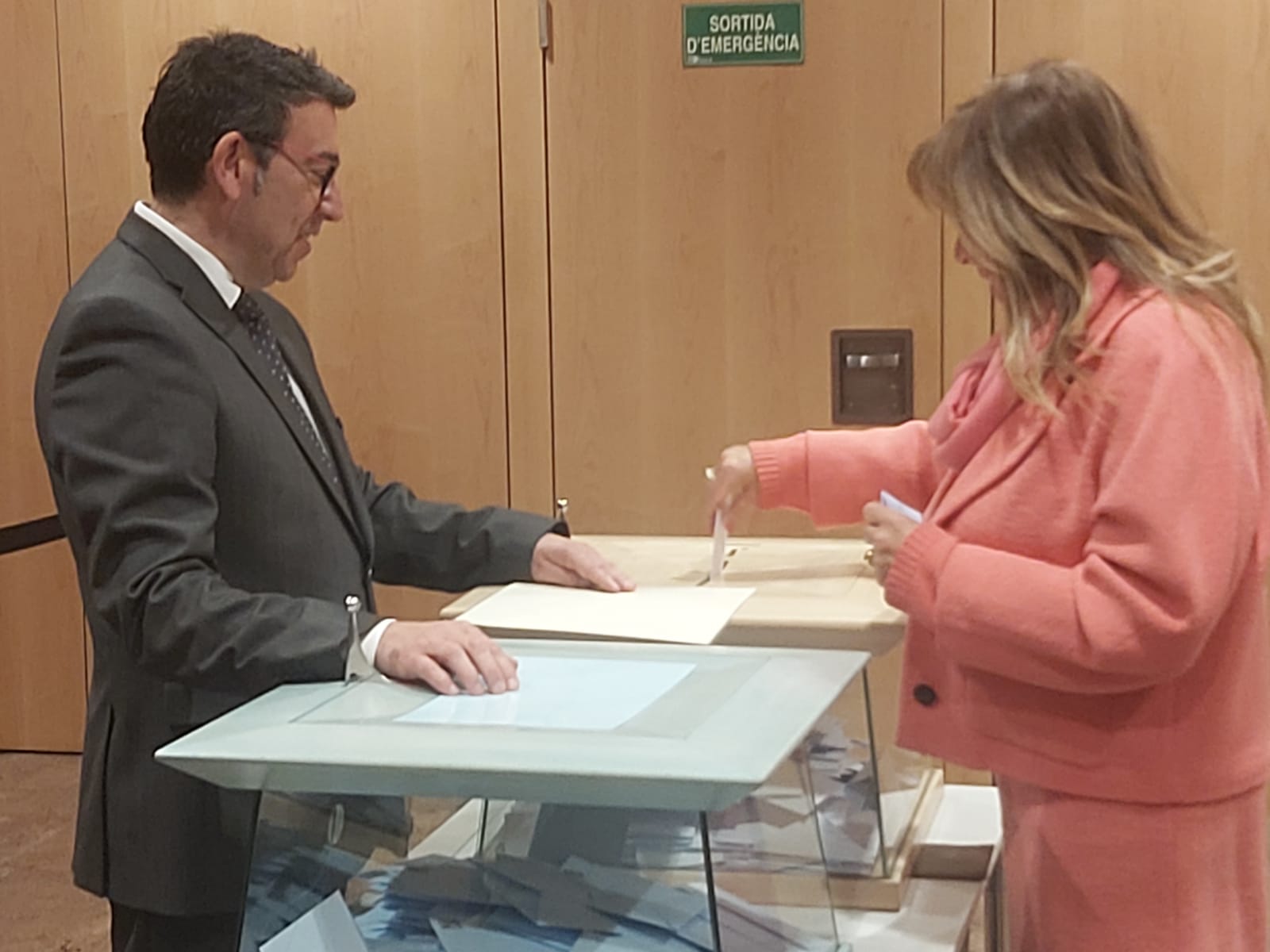 Conxita Marsol vota davant l'actual cònsol menor, Miquel Canturri. Conxita Marsol vota davant l'actual cònsol menor, Miquel Canturri.