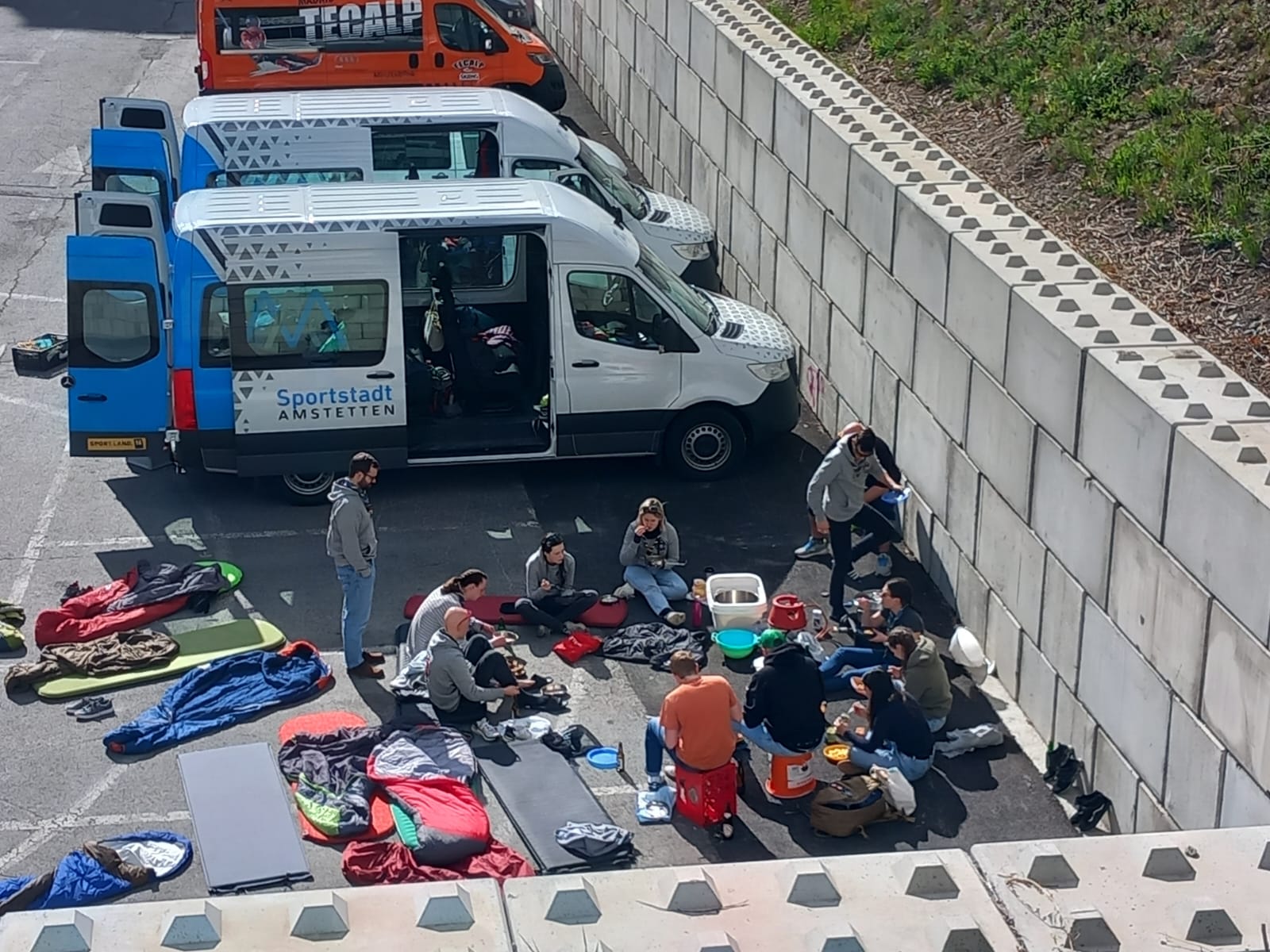 L'acampada a l'aparcament de Prat de la Creu.