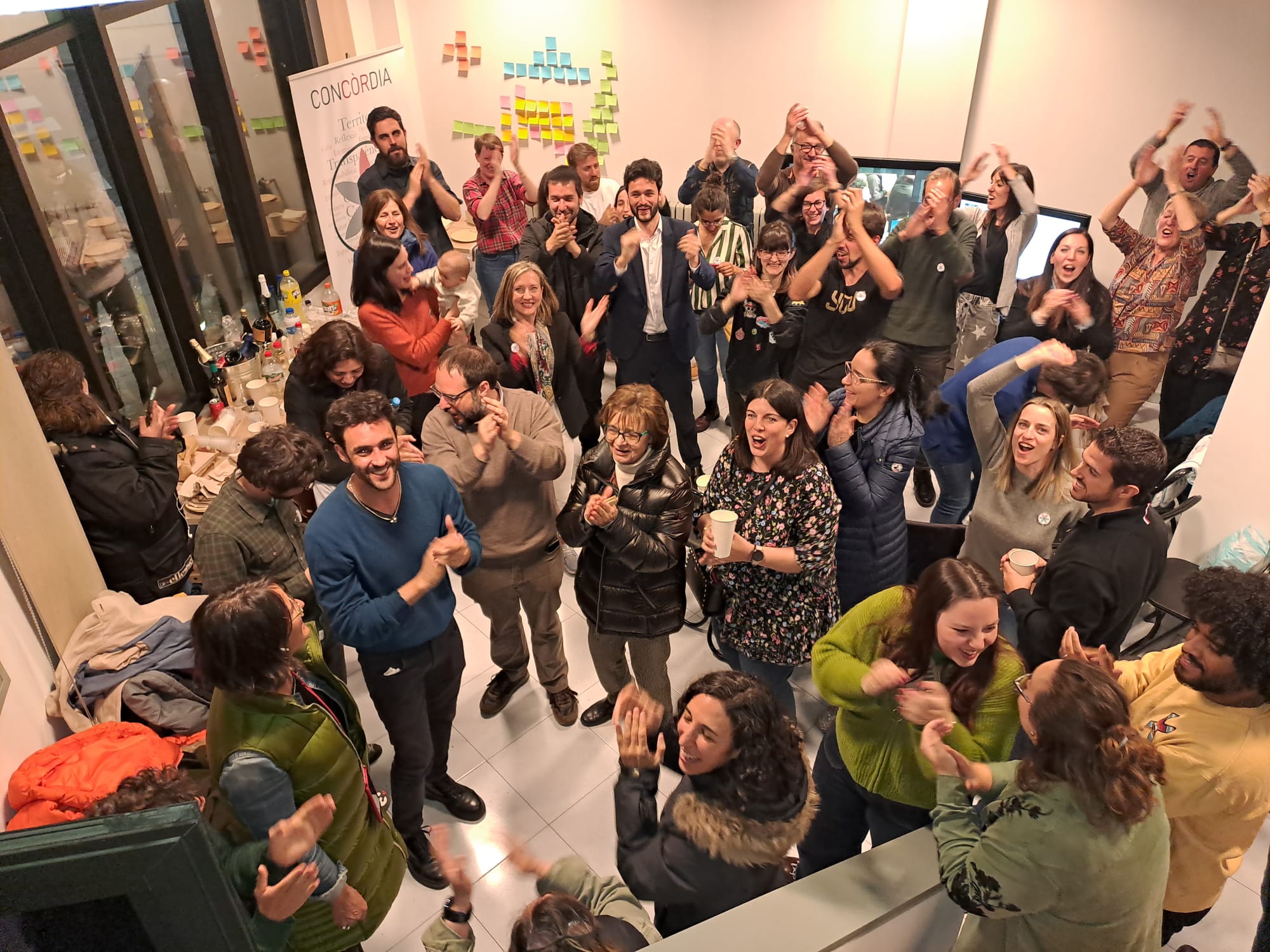 Membres de Concòrdia celebren el resultat a la seva seu.
