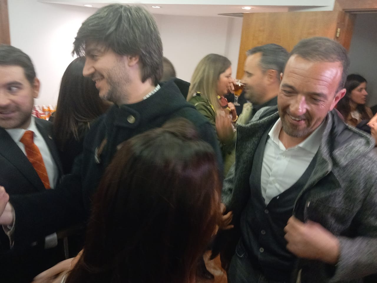 Torres, amb el també candidat, en aquest cas nacional, arribant a la seu de DA.