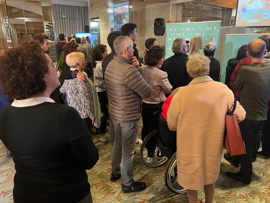 La candidata, Judith Pallarés, seguint l'escrutini a la seu.