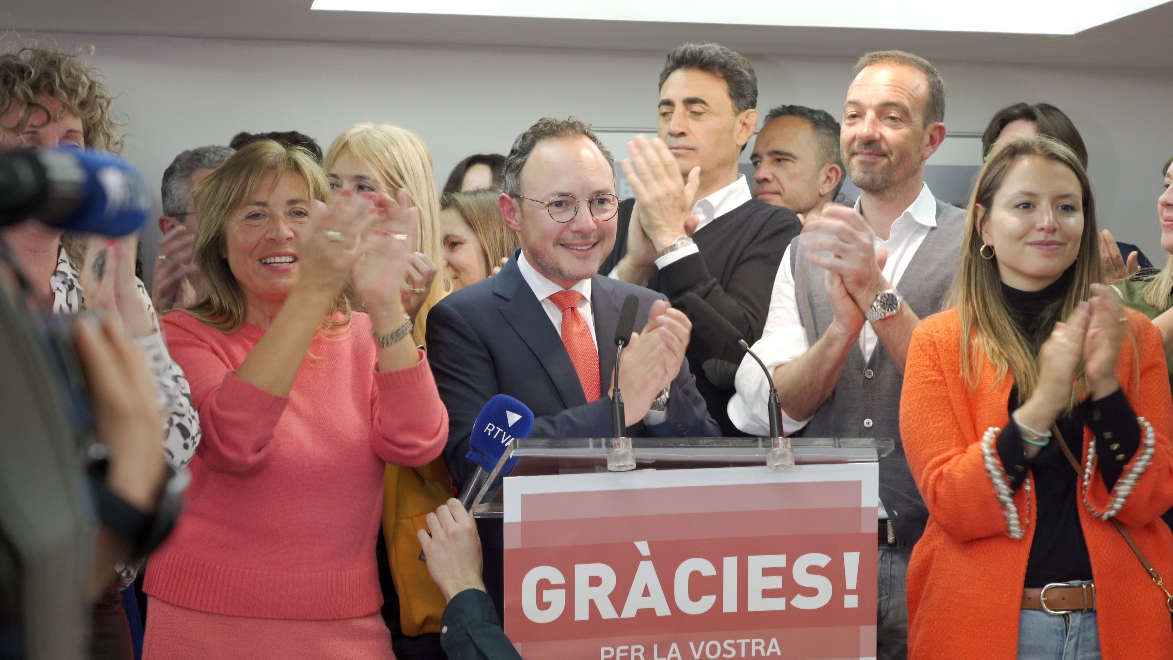 Xavier Espot envoltat de candidats celebrant la victòria.