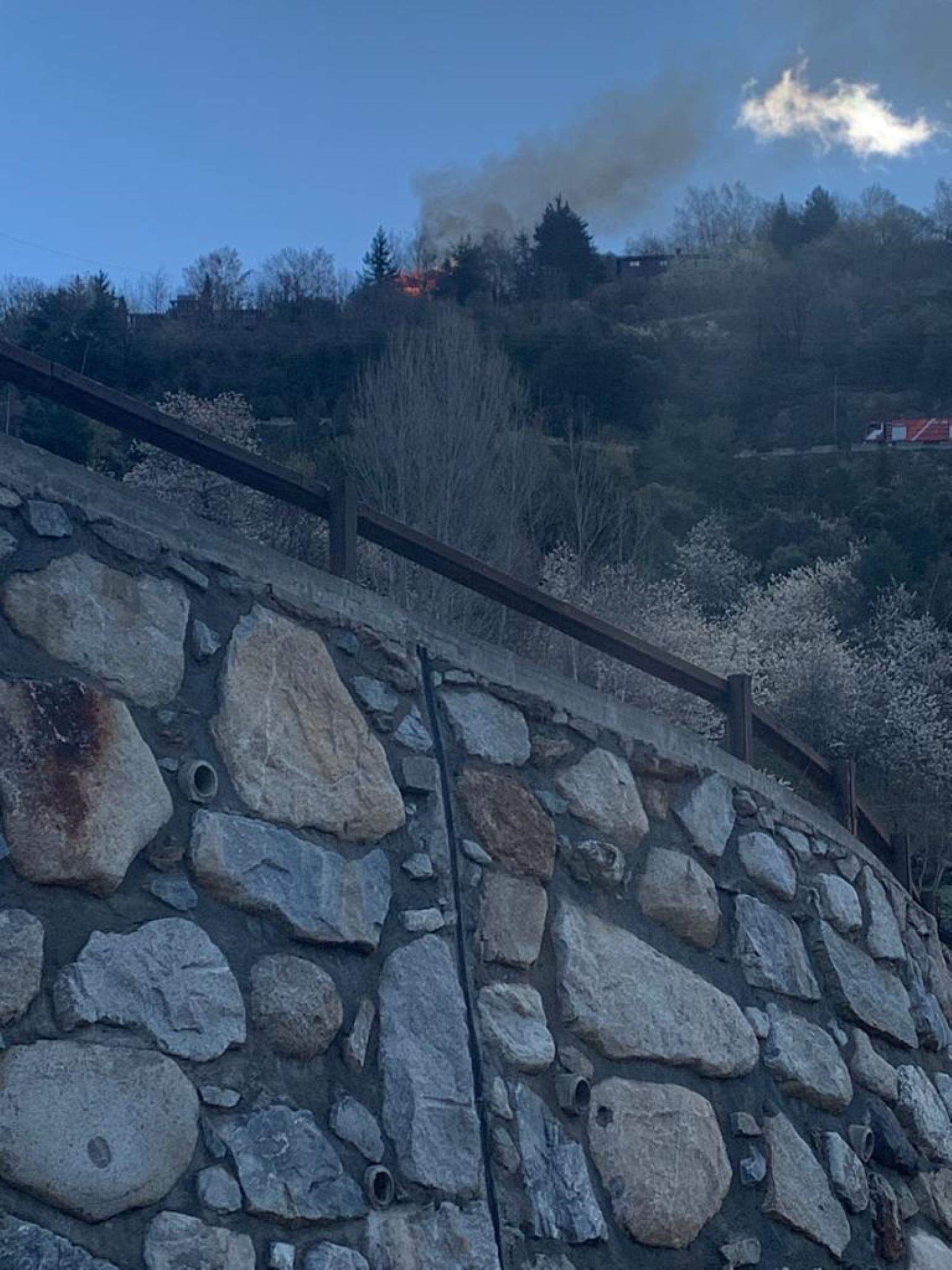 Les flames són visibles des de l'entorn de la zona. La portaveu del Sindicat, Rebeca Bonache.