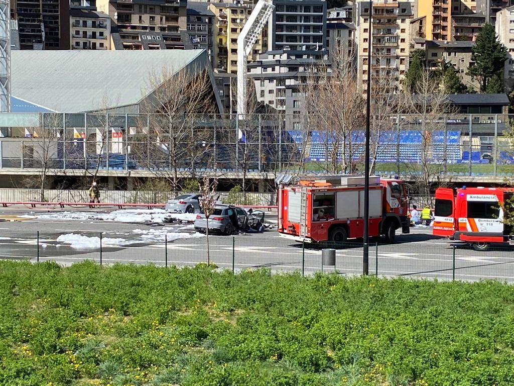 Efectius dels cossos de seguretat treballant a la zona del xoc.