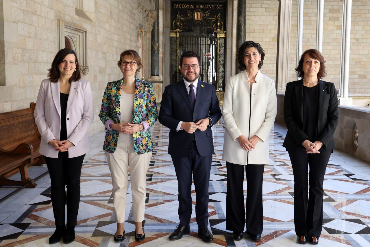 Mèlich, Serret, Aragonès, Castellà i Vives durant l'oficialització de la darrera.