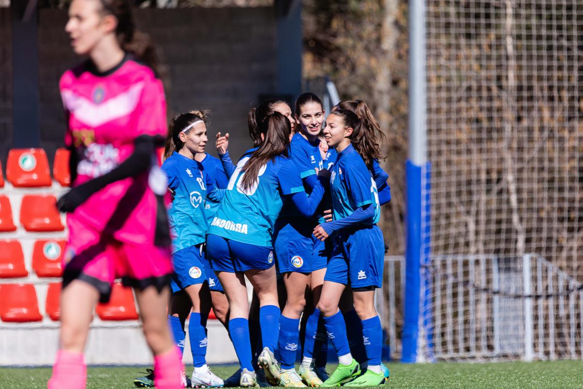 Les jugadores de l'ENFAF celebren un gol. Les jugadores de l'ENFAF celebren un gol.
