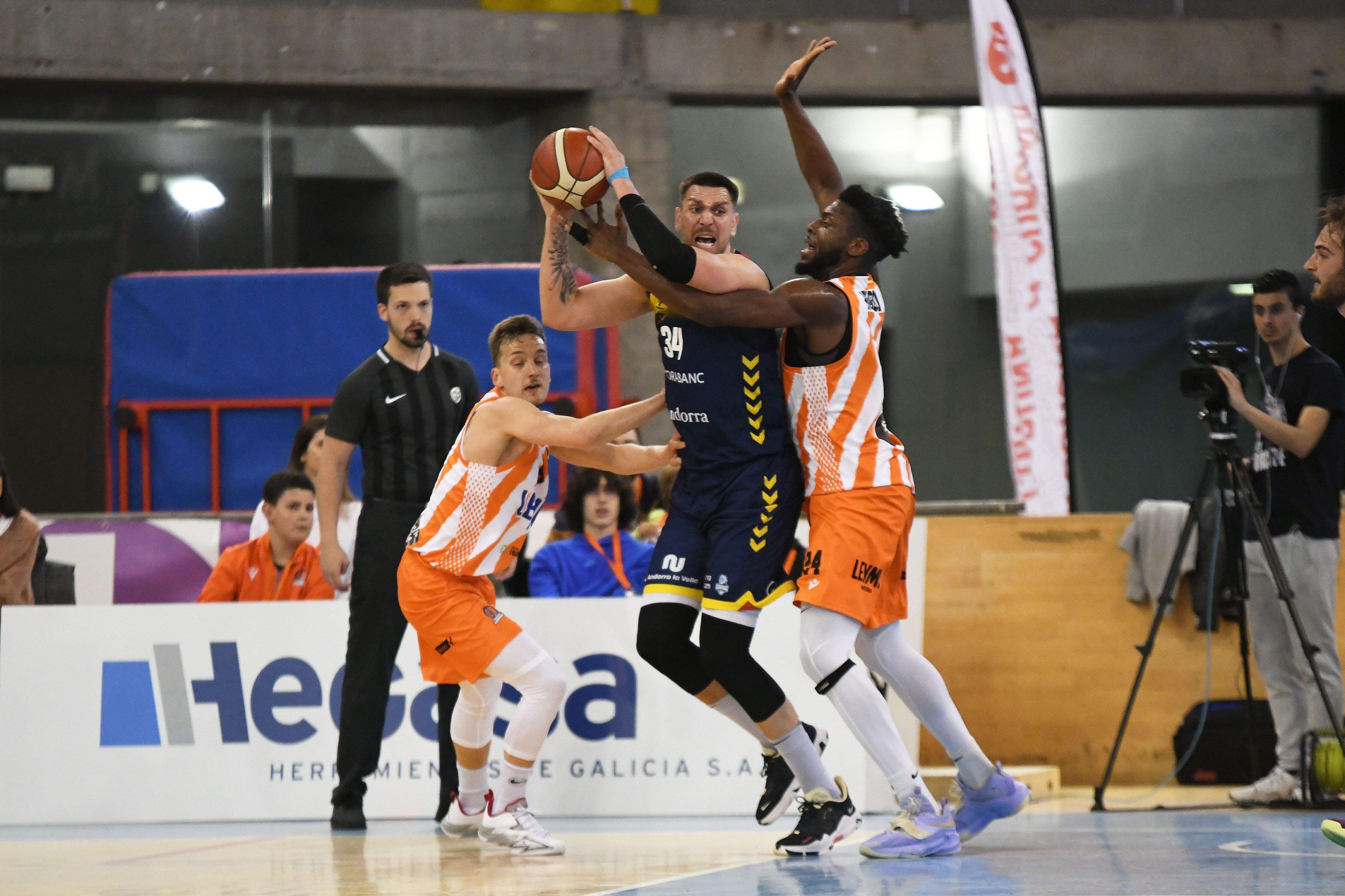 Marin Maric lluita entre dos rivals.