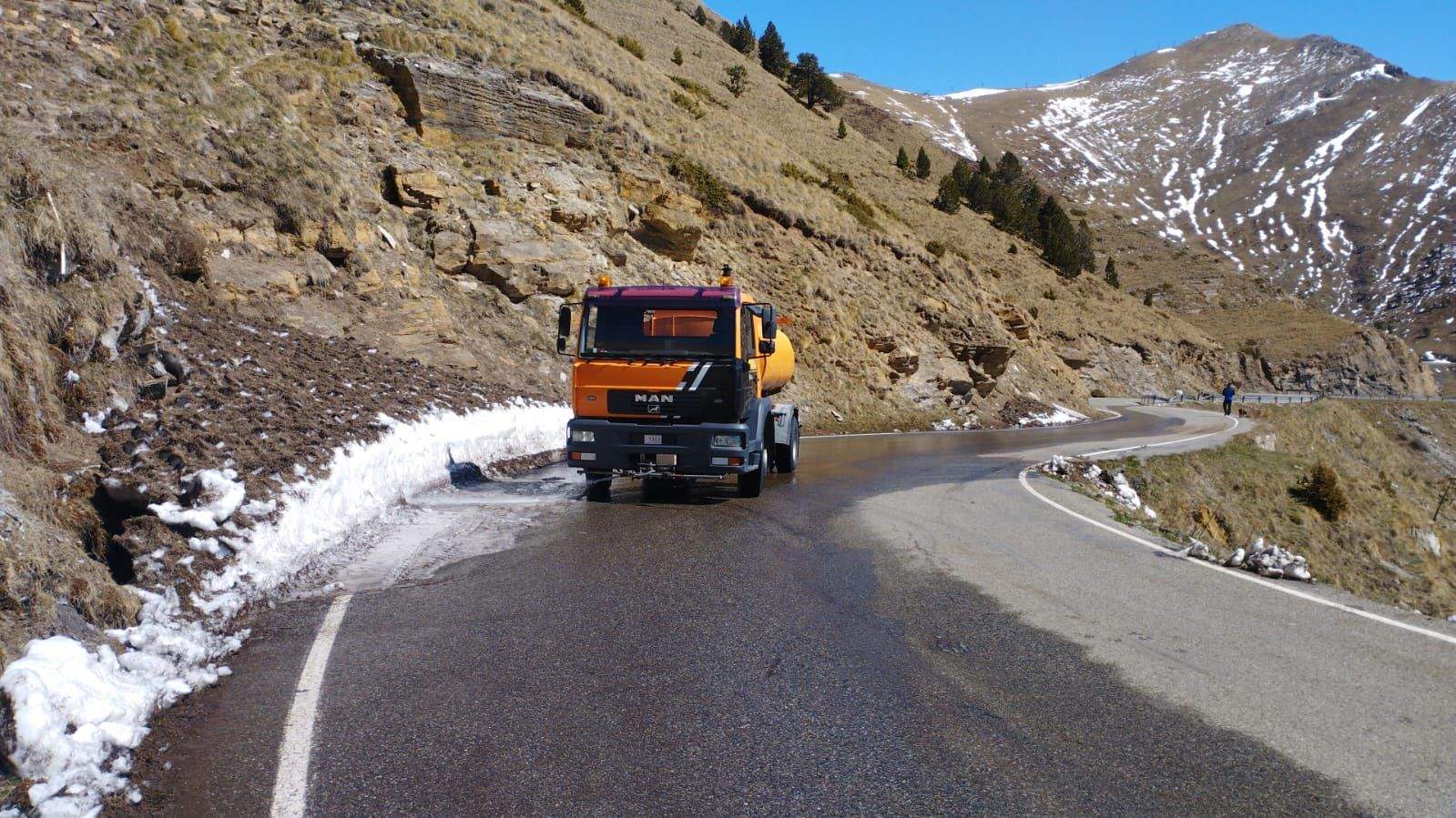 Un vehicle del COEX fent tasques de neteja.