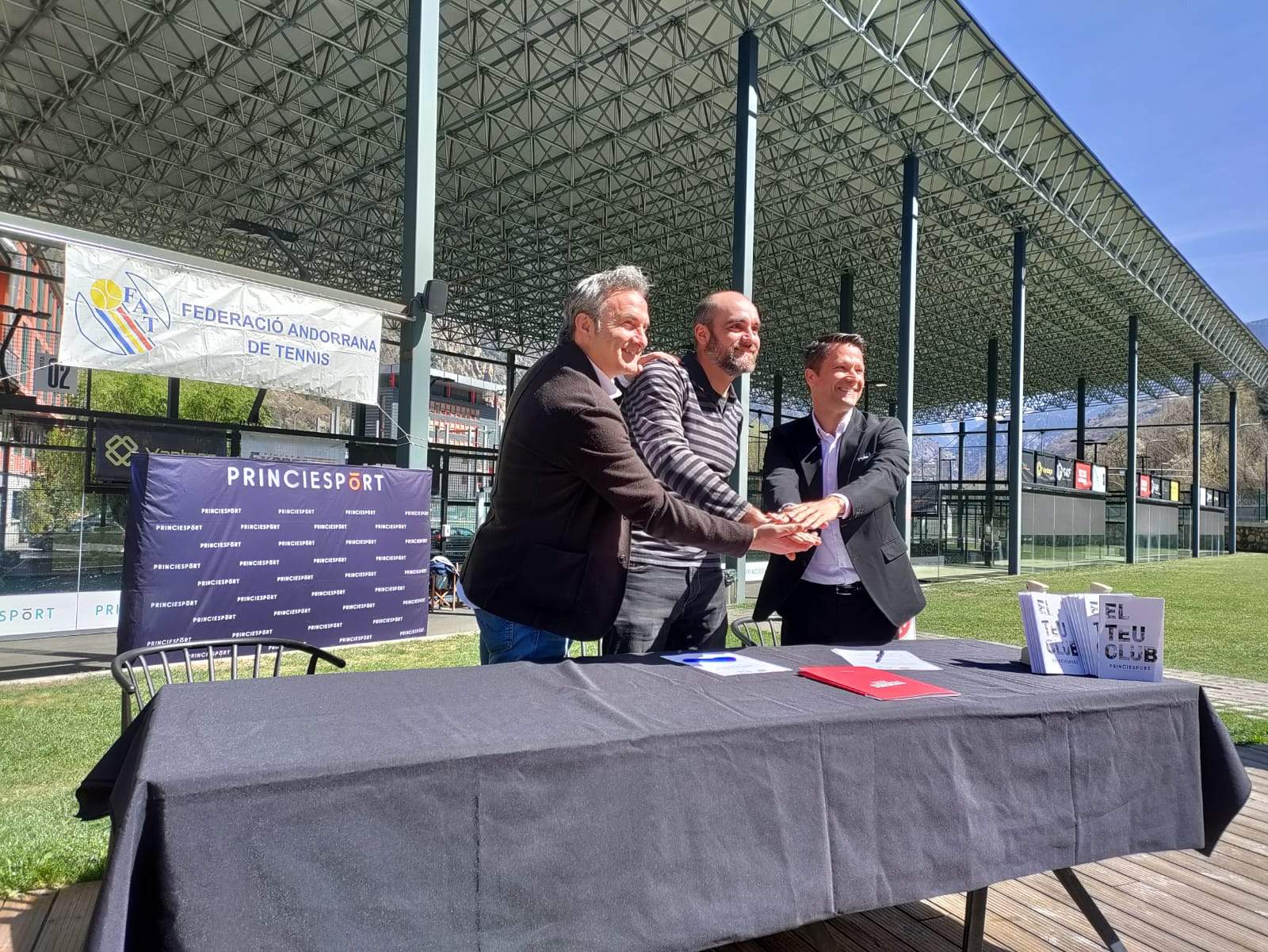 El secretari d'Estat d'Esports, Justo Ruiz i els presidents de les federacions andorrana i catalana de tenis, Gerard Blasi i Jordi Tamayo.