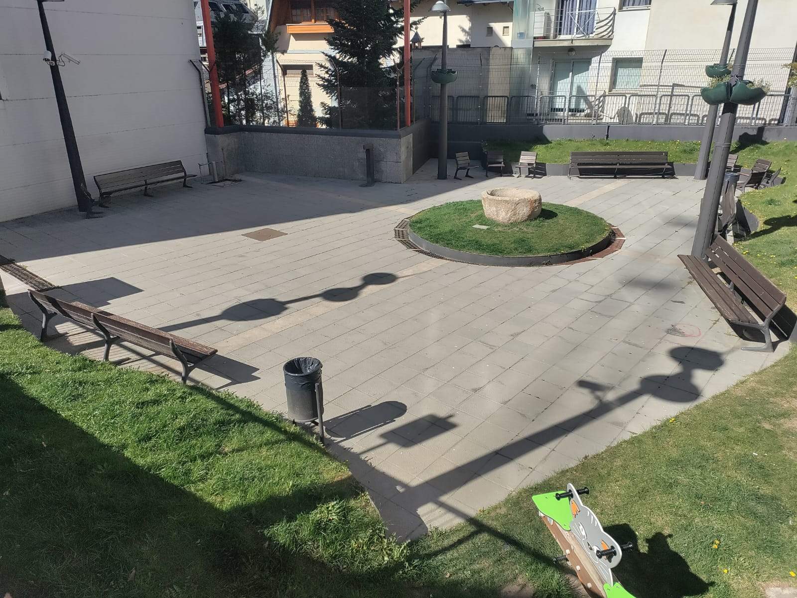 La plaça Sant Roc vista des del carrer Doctor Palau.