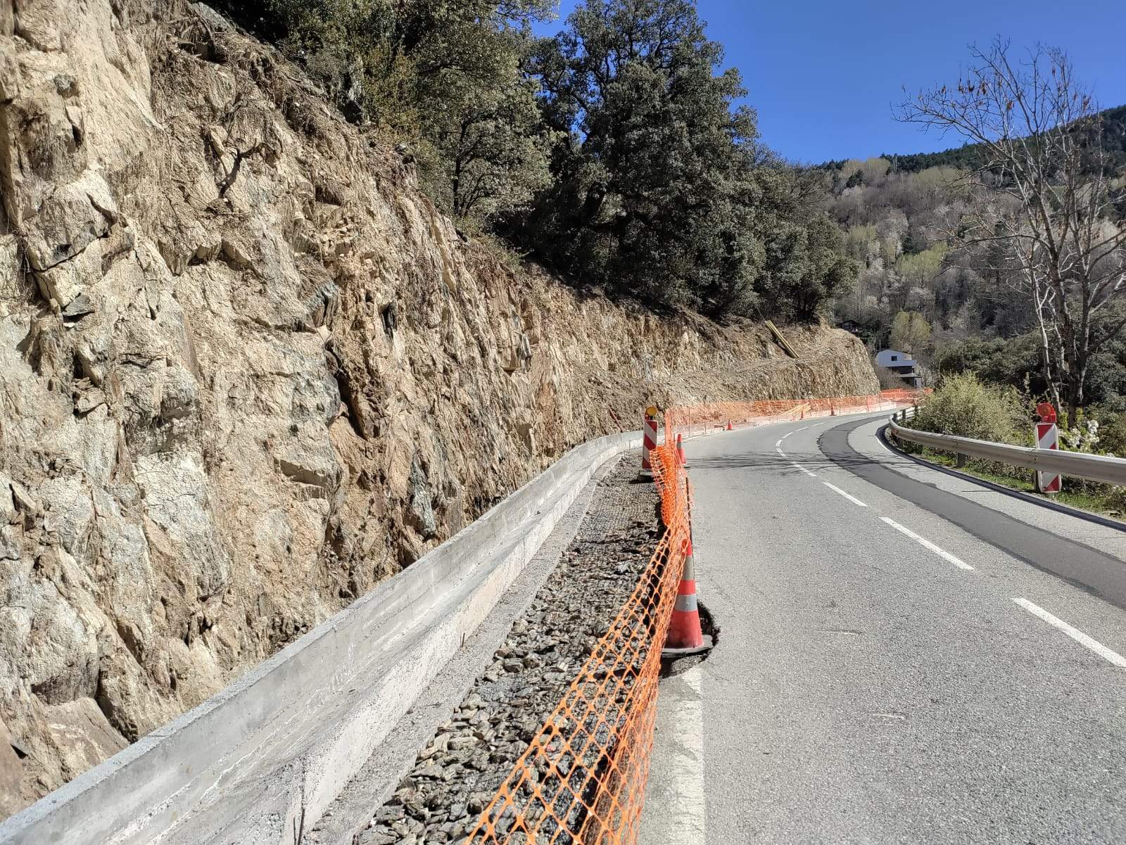 Estat actual de les obres a la carretera a Auvinyà.