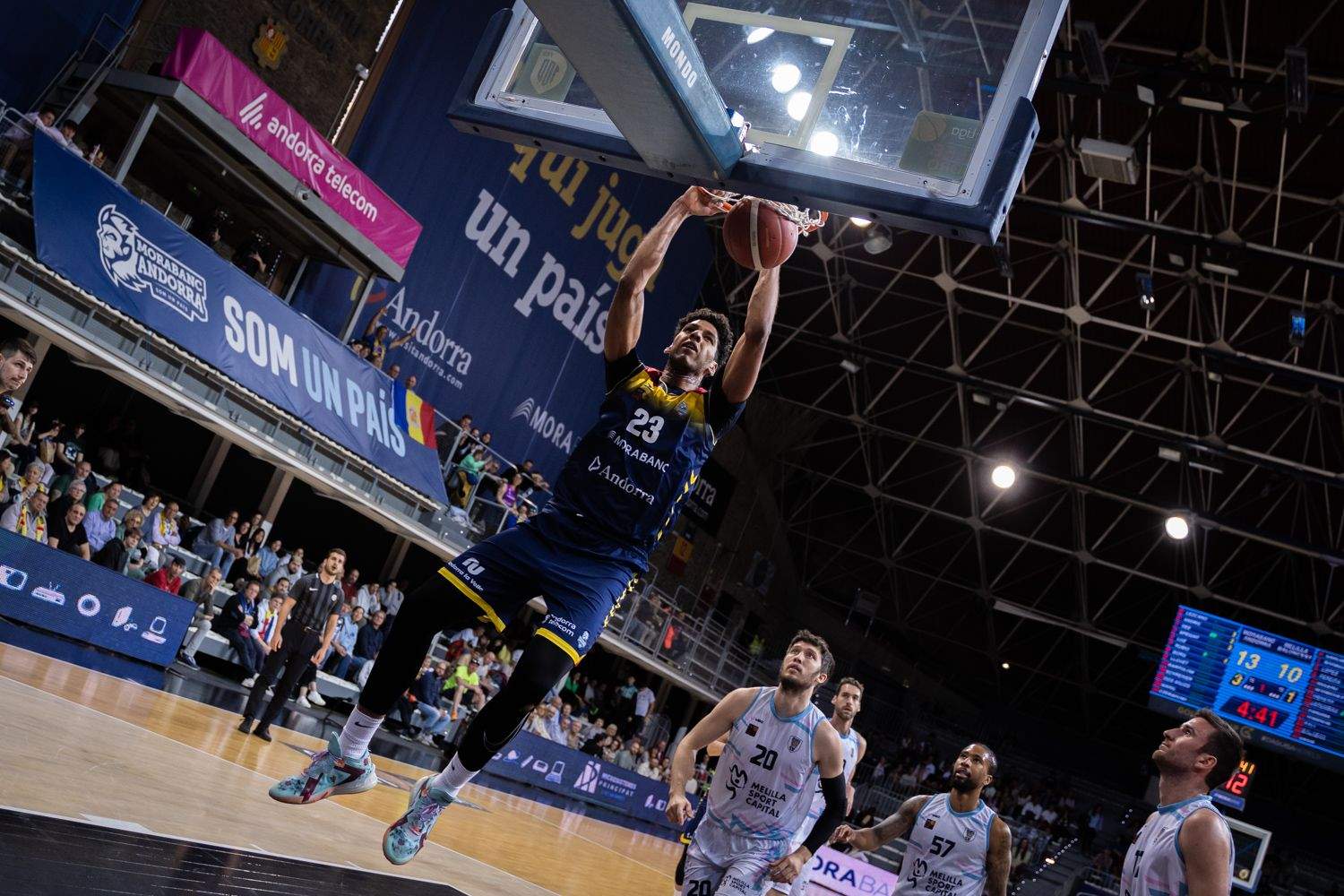 Dos Anjos encistellant.