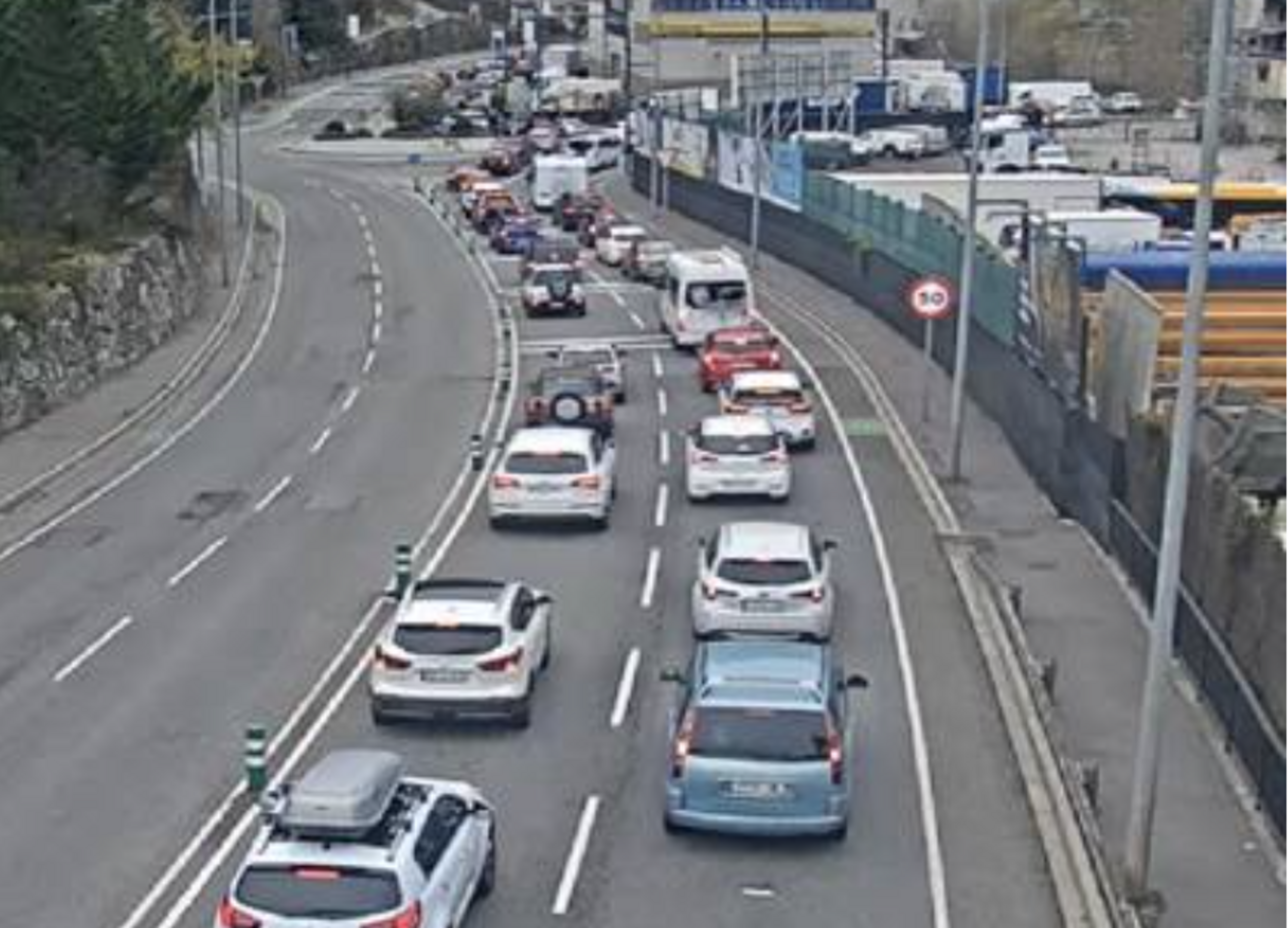 Cotxes aquest migdia esperant per deixar el Principat.