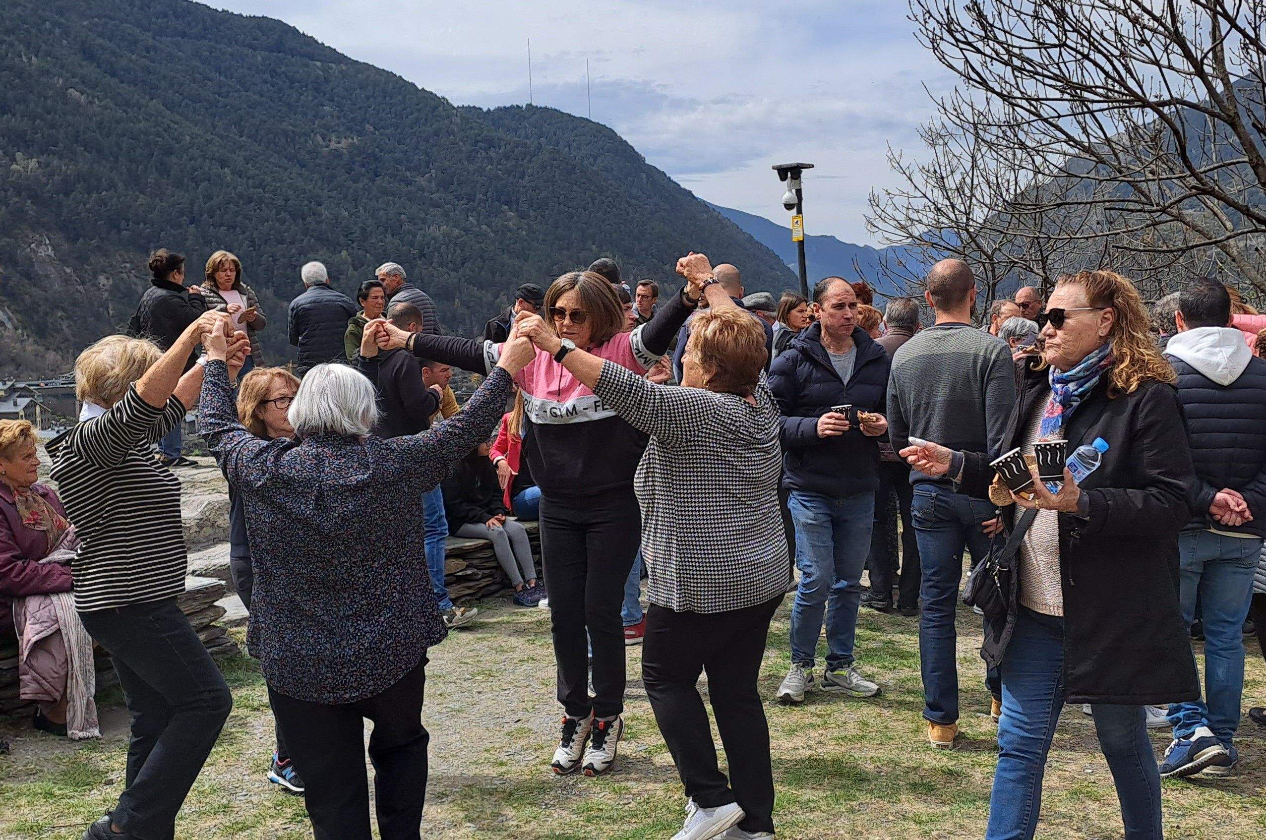 Gent ballant aquest dilluns a l'aplec de Sant Romà amb la càmara instal·lada al fons.