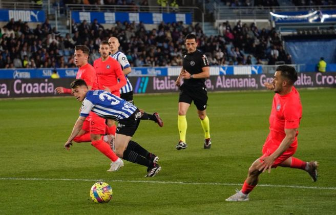 Valera i Pampín combinen en una de les ocasions clares del partit per a l'Andorra.