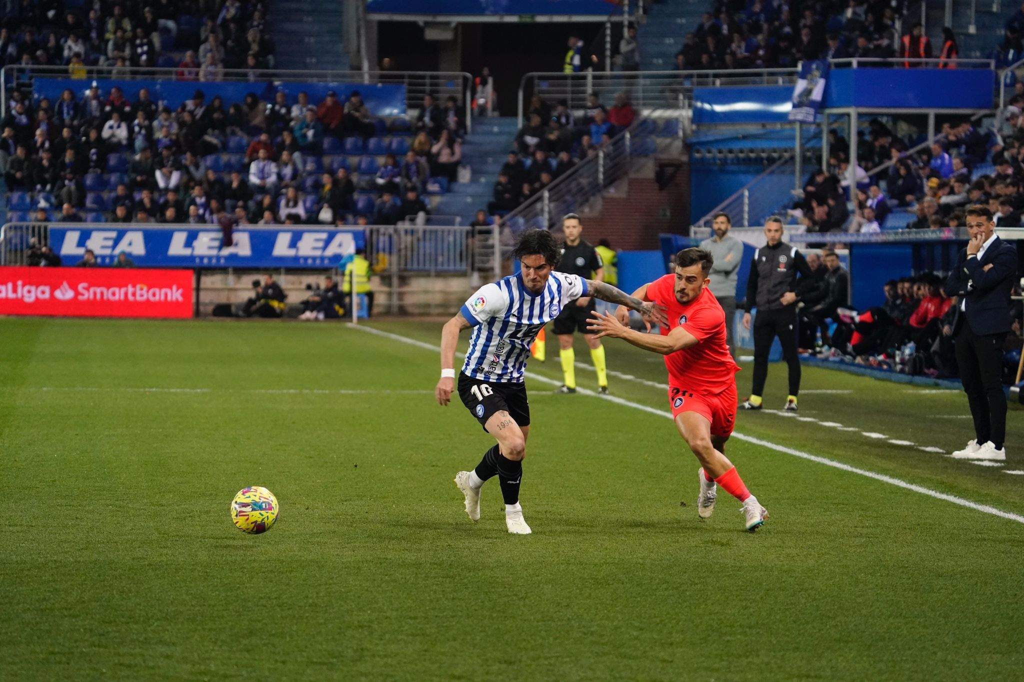Pampím pugna una pilota per banda amb un rival de l'Alabès.