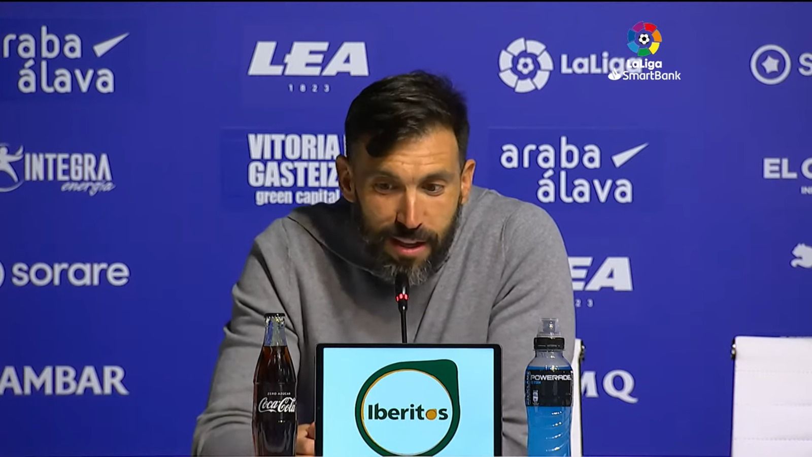 Eder Sarabia, durant la roda de premsa a Vitoria.