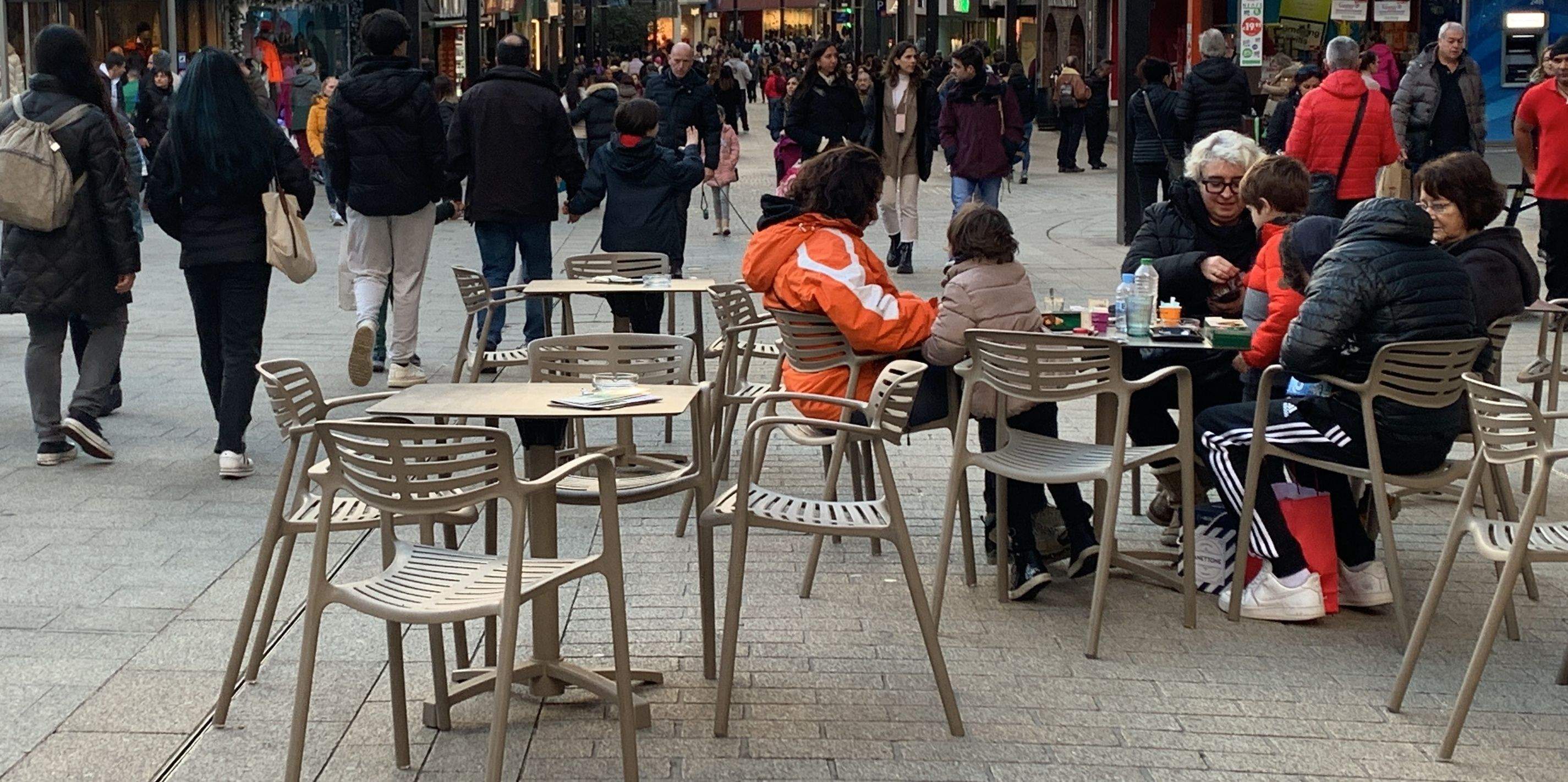 Turistes per l'avinguda Meritxell.