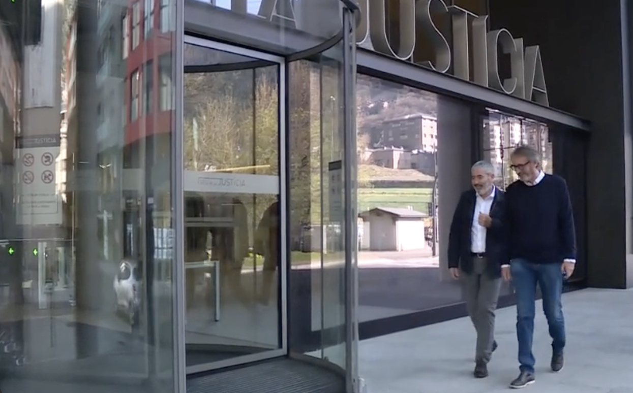 Higini Cierco accedint a la Seu de la Justícia aquest migdia amb Joan Pau Miquel.