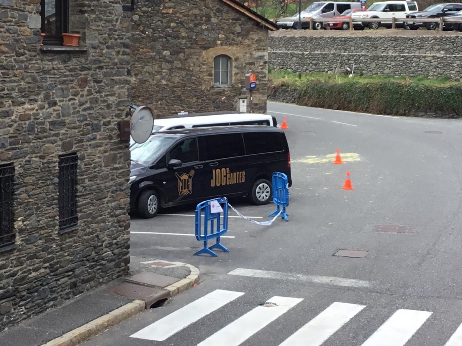 El vehicle del programa Joc de Cartes davant de l'Era d'en Jaume El vehicle del programa Joc de Cartes davant de l'Era d'en Jaume