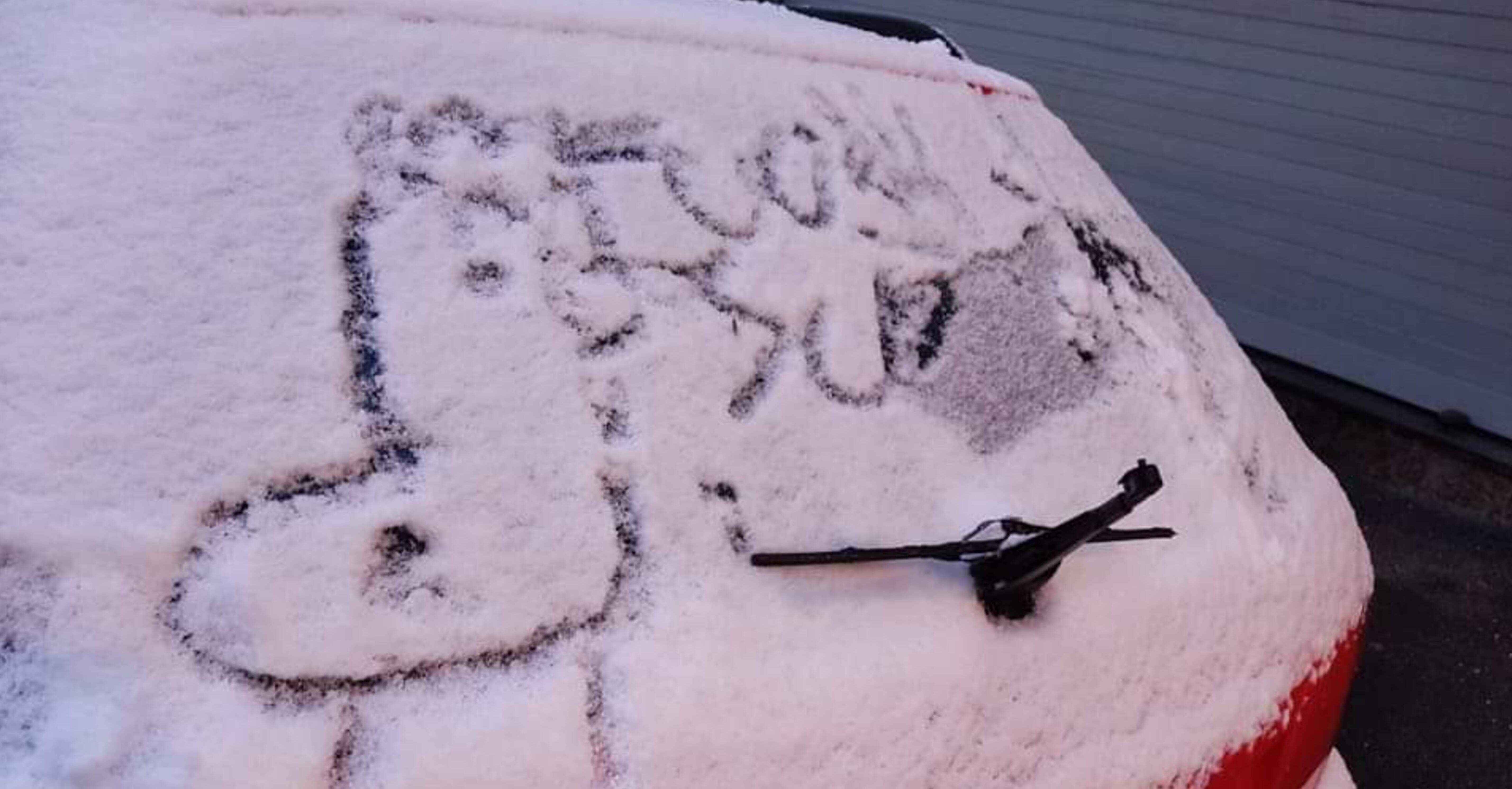 Un dels vehicles que han aparegut aquest matí plens de neu i amb el neteja parabrisa posterior trencat.