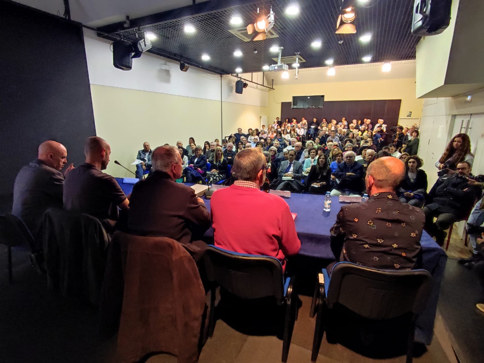 Els conferenciants amb la sala plena. Els conferenciants amb la sala plena.