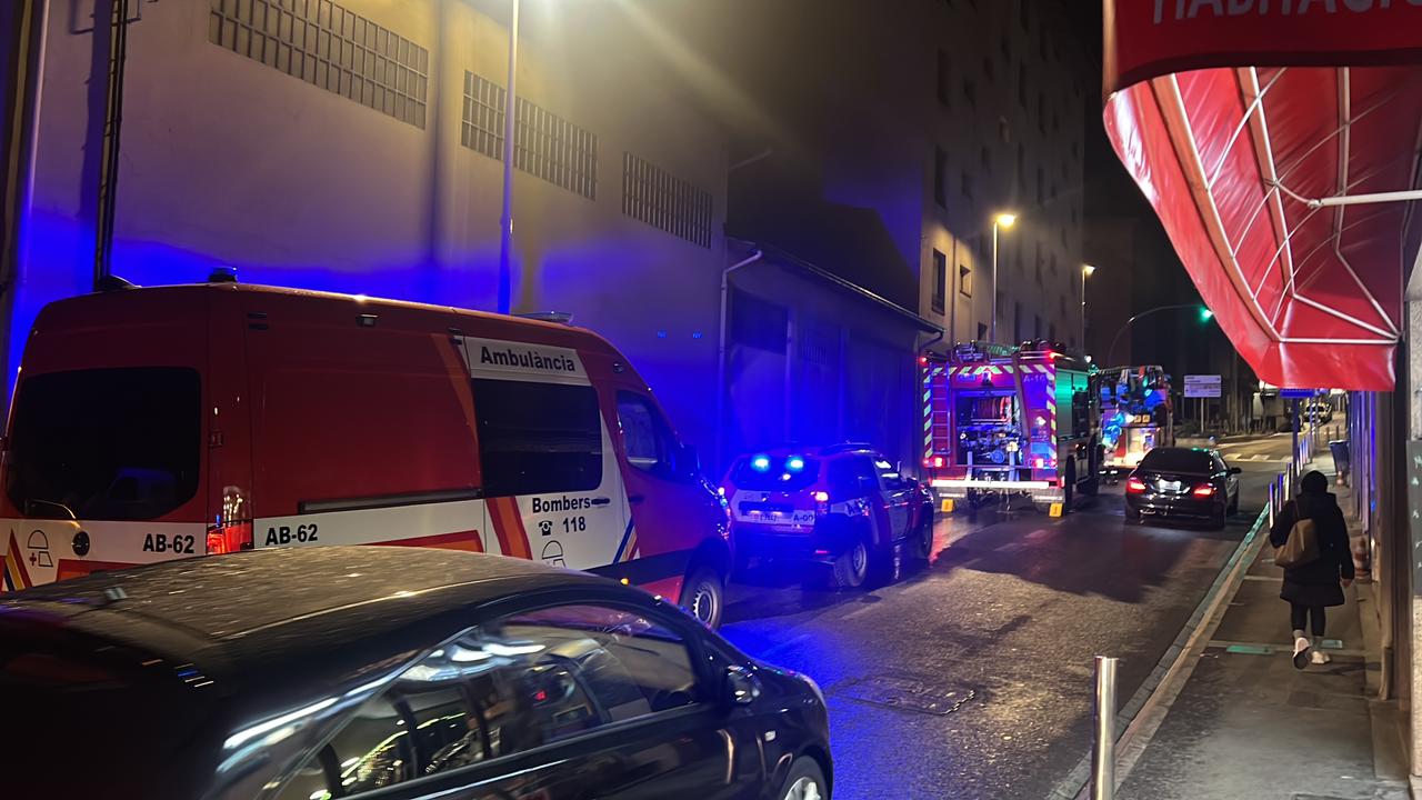 Els vehicles del dispositiu a l'avinguda del Pessebre.