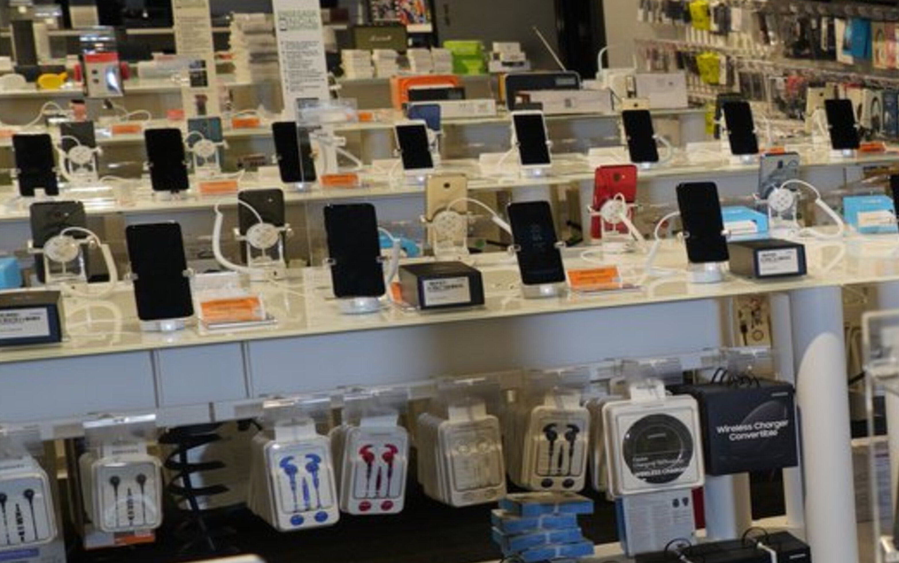 Productes de telefonia en l'establiment afectat per l'actuació del dependent ara acomiadat i detingut.