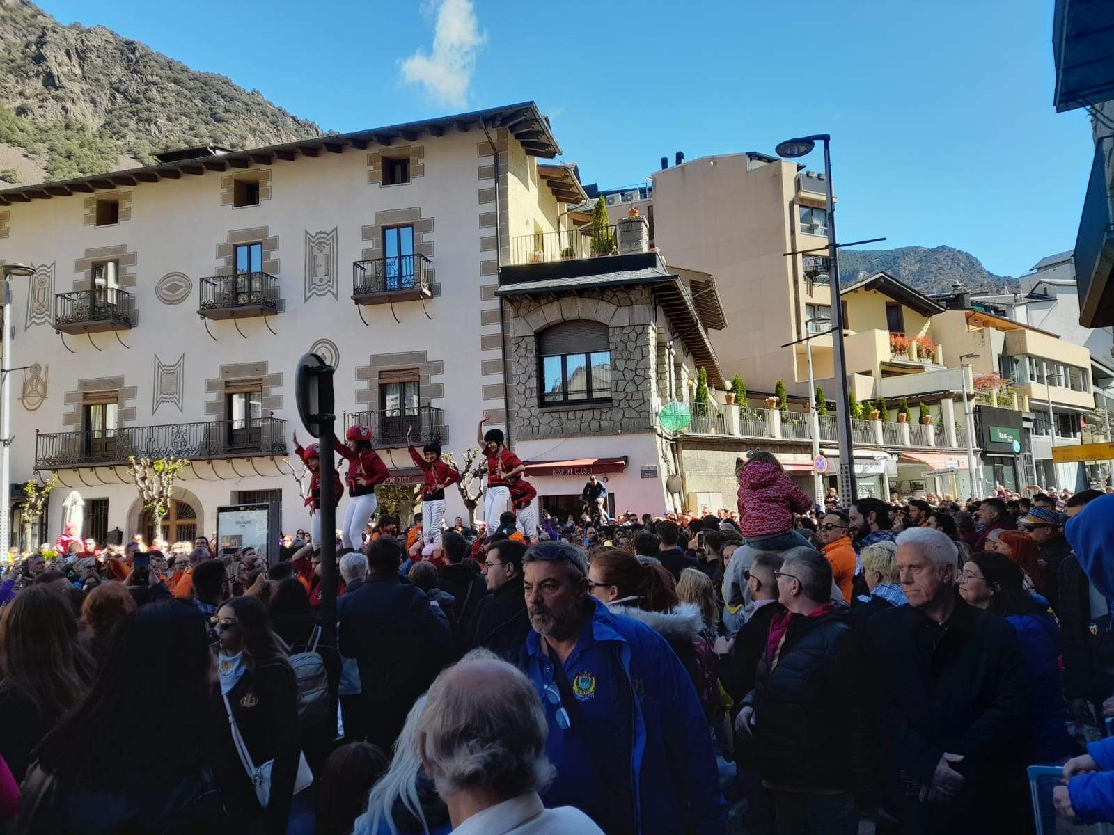 Els Castellers d'Andorra arribant al comú d'Andorra la Vella