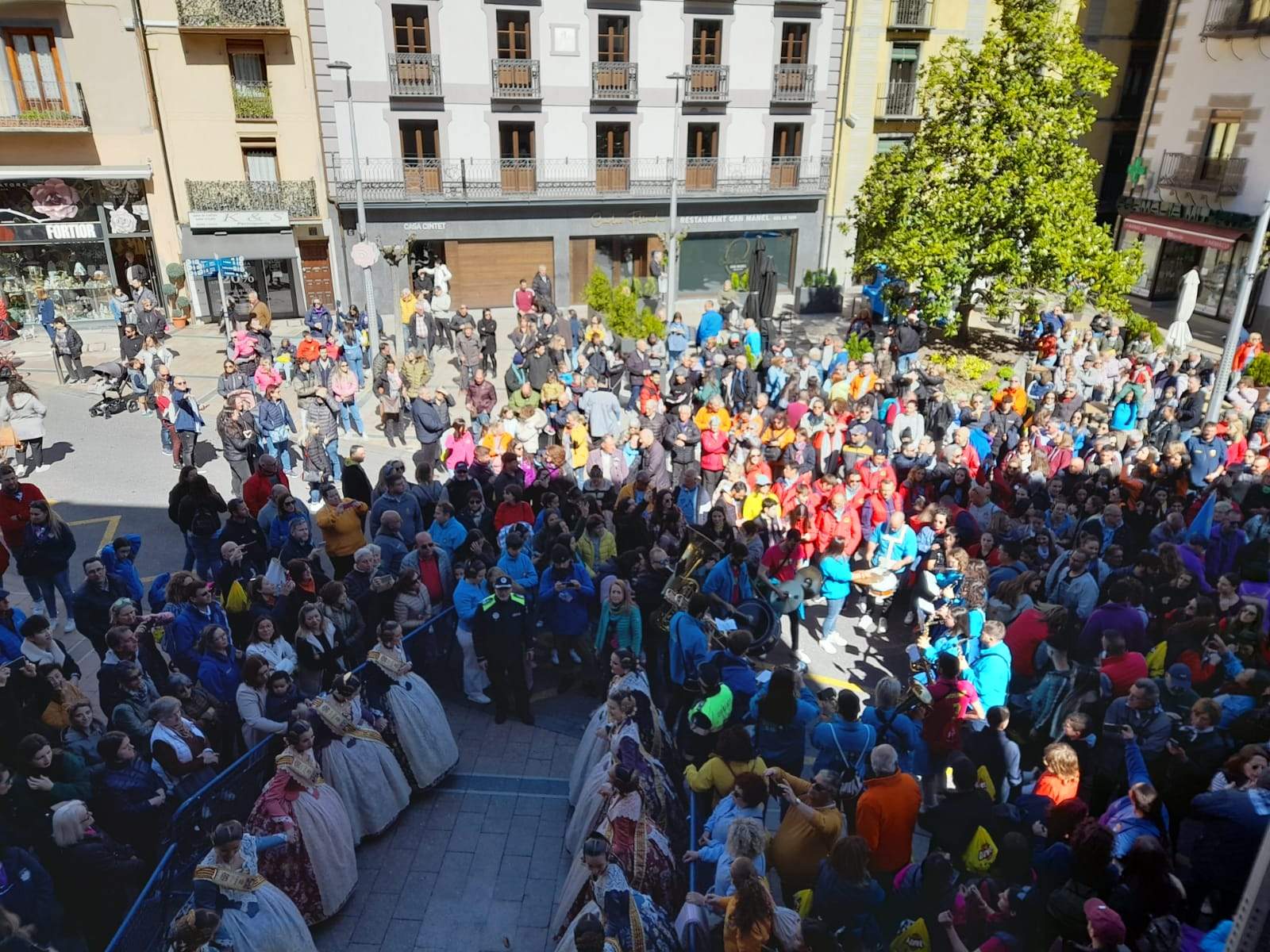 Les falleres esperant per entrar al comú d'Andorra la Vella