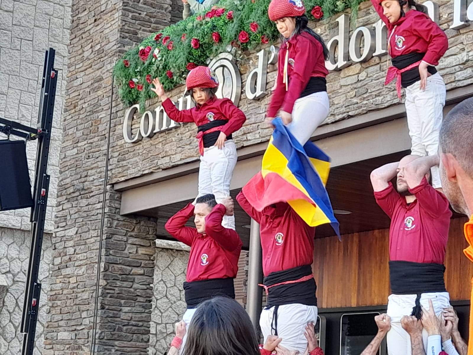 Els Castellers d'Andorra amb la bandera d'Andorra