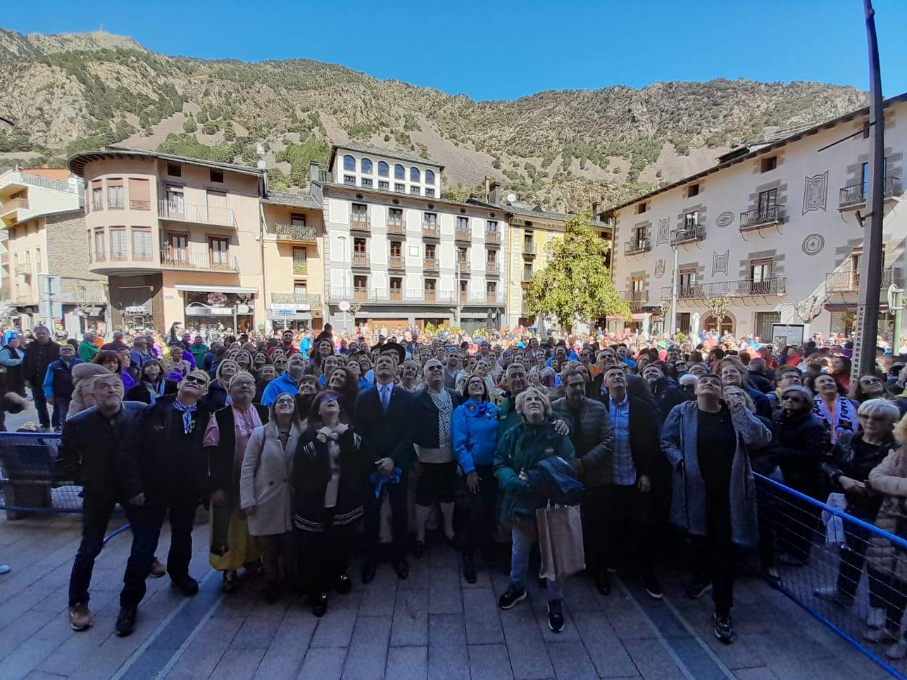 Els cònsols i les falleres posant per una fotografia