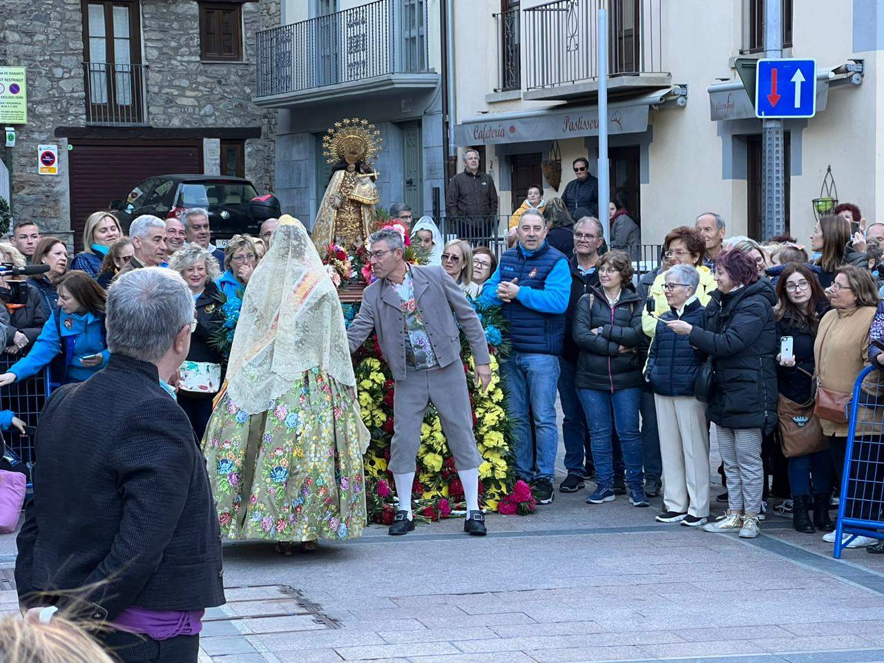 L'ofrena floral a la Verge dels Desemparats
