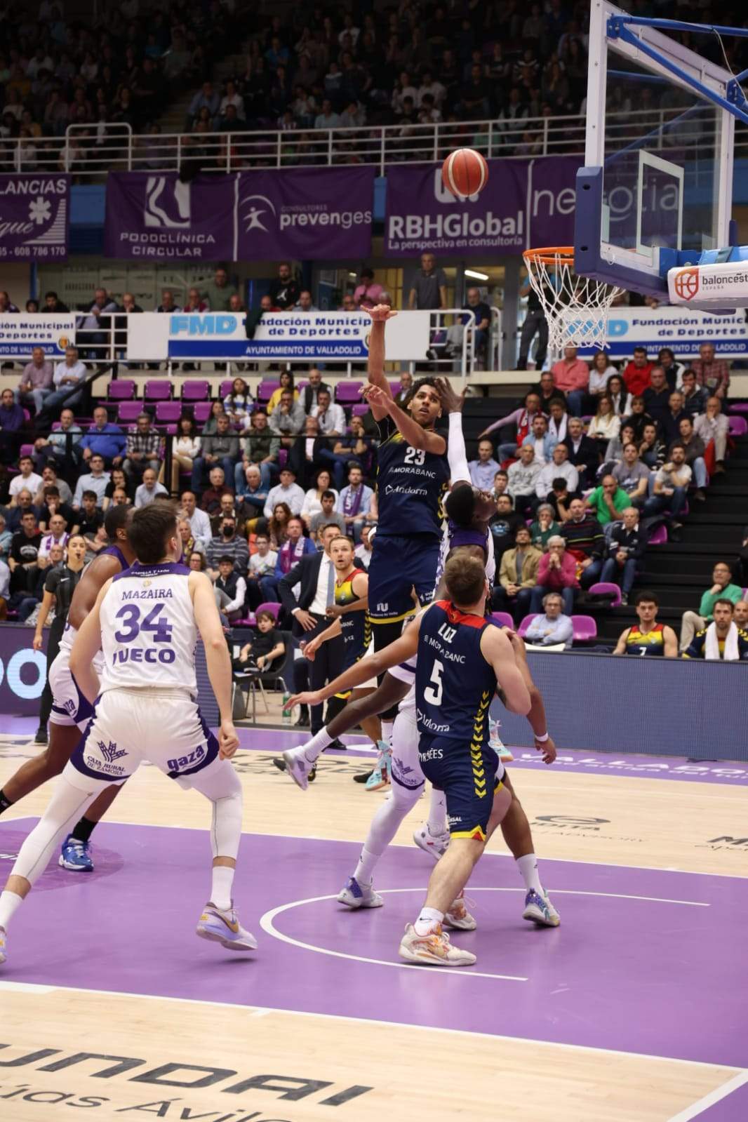 Felipe Dos Anjos en una jugada contra el Valladolid