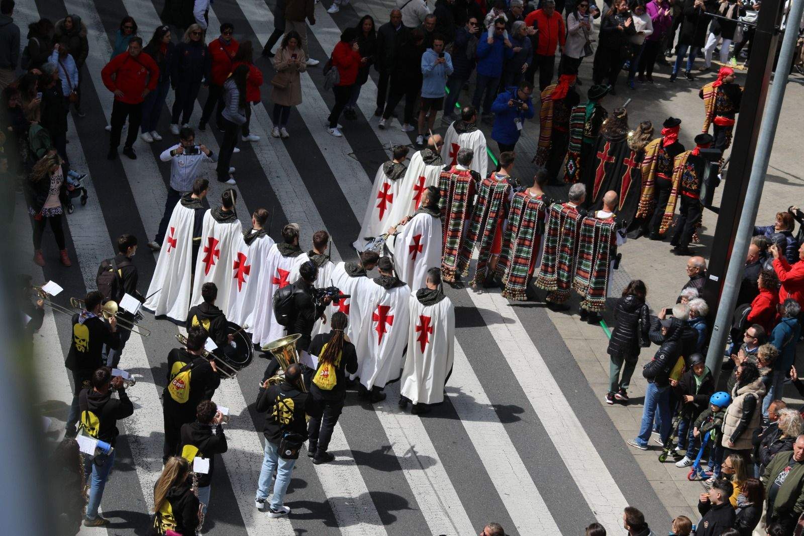 La desfilada de Moros i Cristians acompanyada d'una de les xarangues