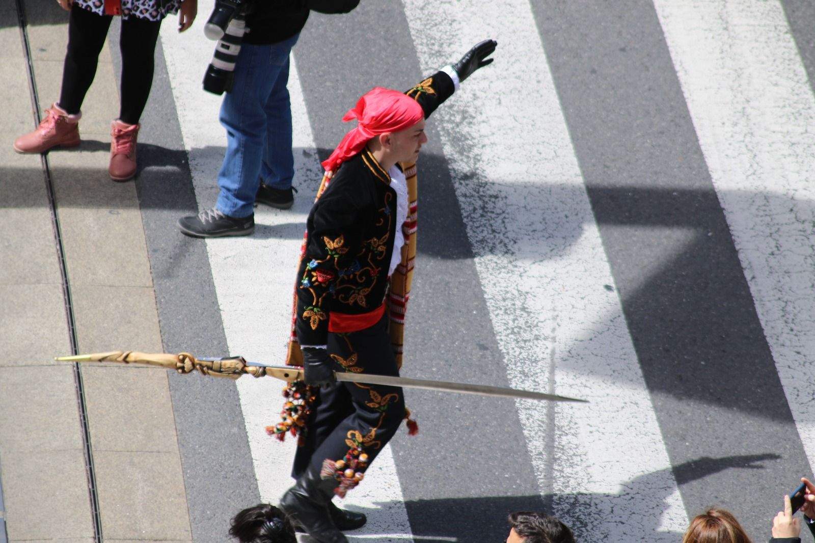 Un moment de la desfilada de Moros i Cristians