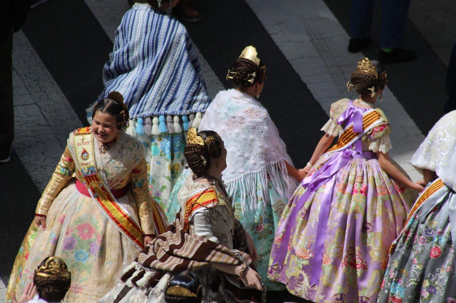 Les falleres en la desfilada de Moros i Cristians