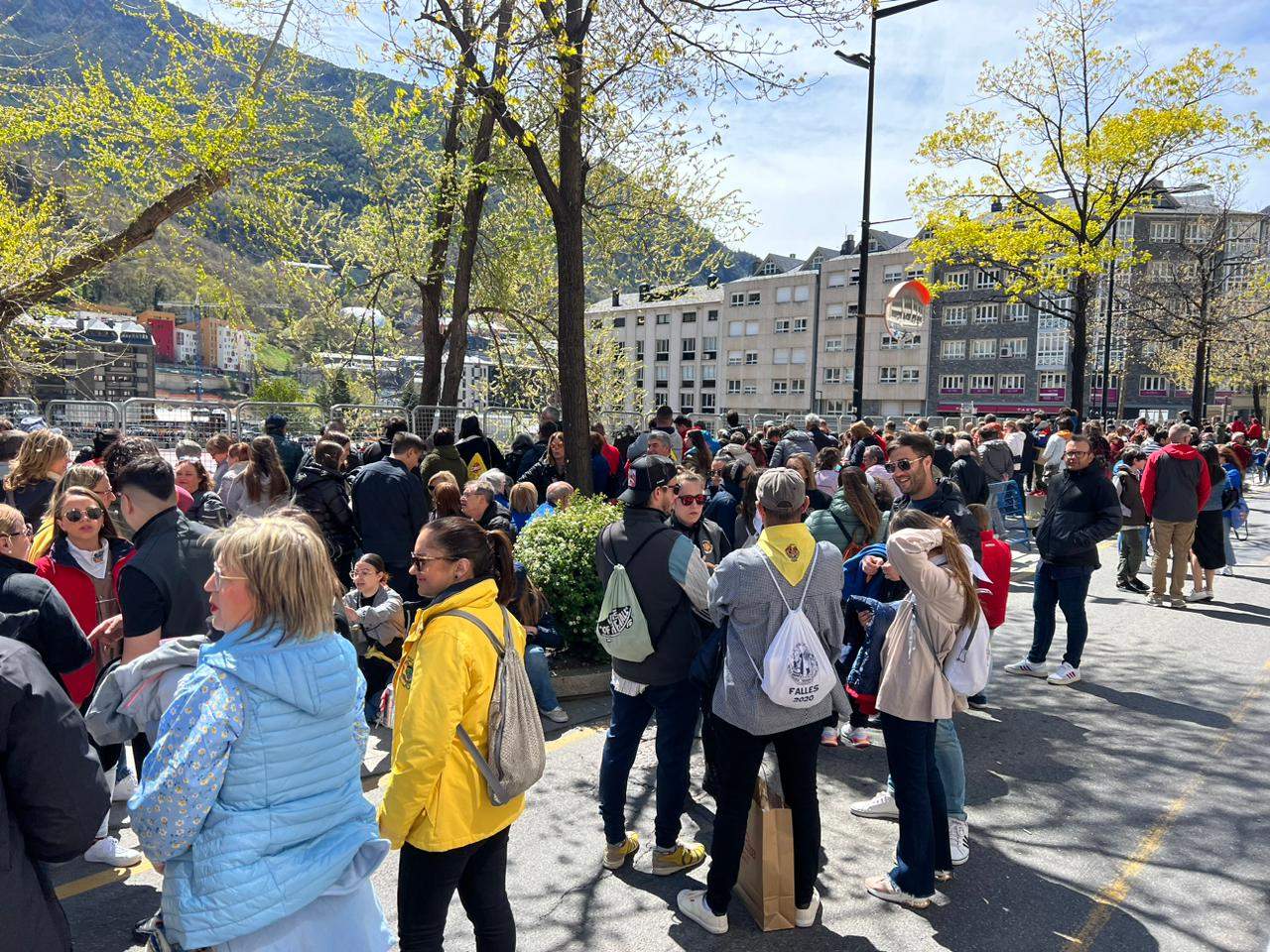 El públic esperant la Mascletà