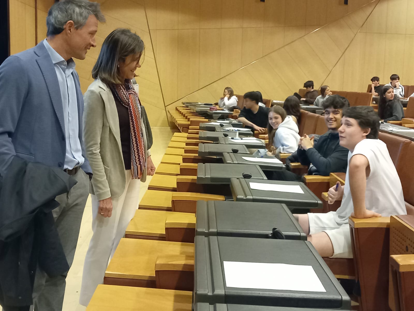 Ester Vilarrubla acompanyada de David Astrié conversant amb uns alumnes poc abans d'iniciar la prova de tarda.