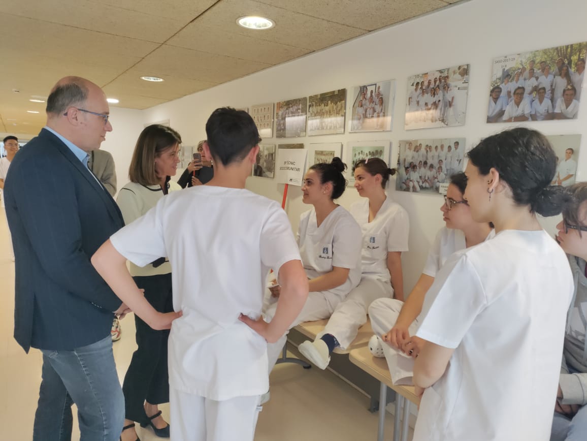 Vilarrubla i Campuzano parlen amb alumnes de la formació sanitària.