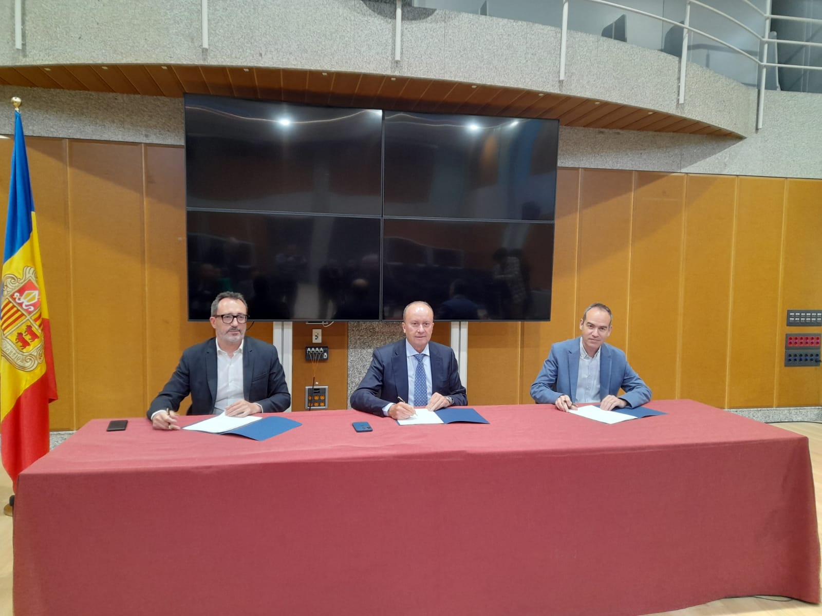 Víctor Filloy, Josep Maria Rossell i Jordi Alcobé signant el conveni