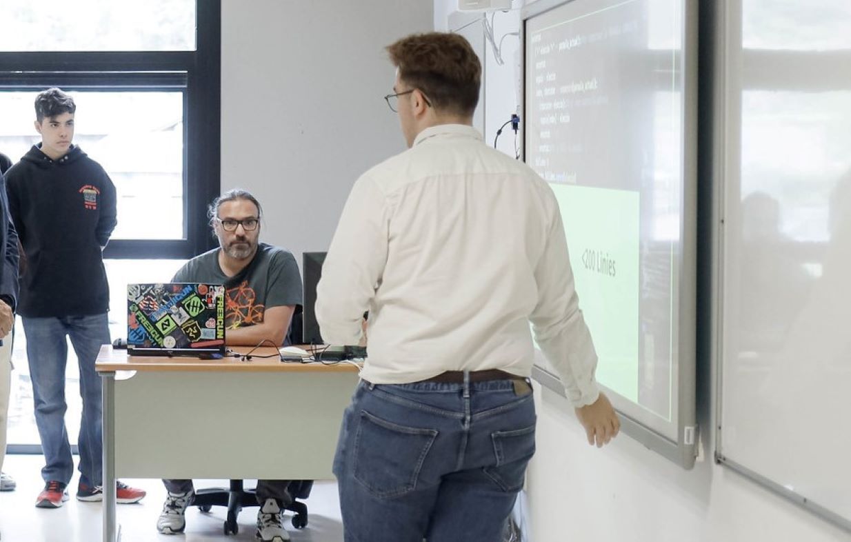 Dos estudiants amb el seu professor en una classe de Formació Professional aquest dimarts a Aixovall. Dos estudiants amb el seu professor en una classe de Formació Professional aquest dimarts a Aixovall.