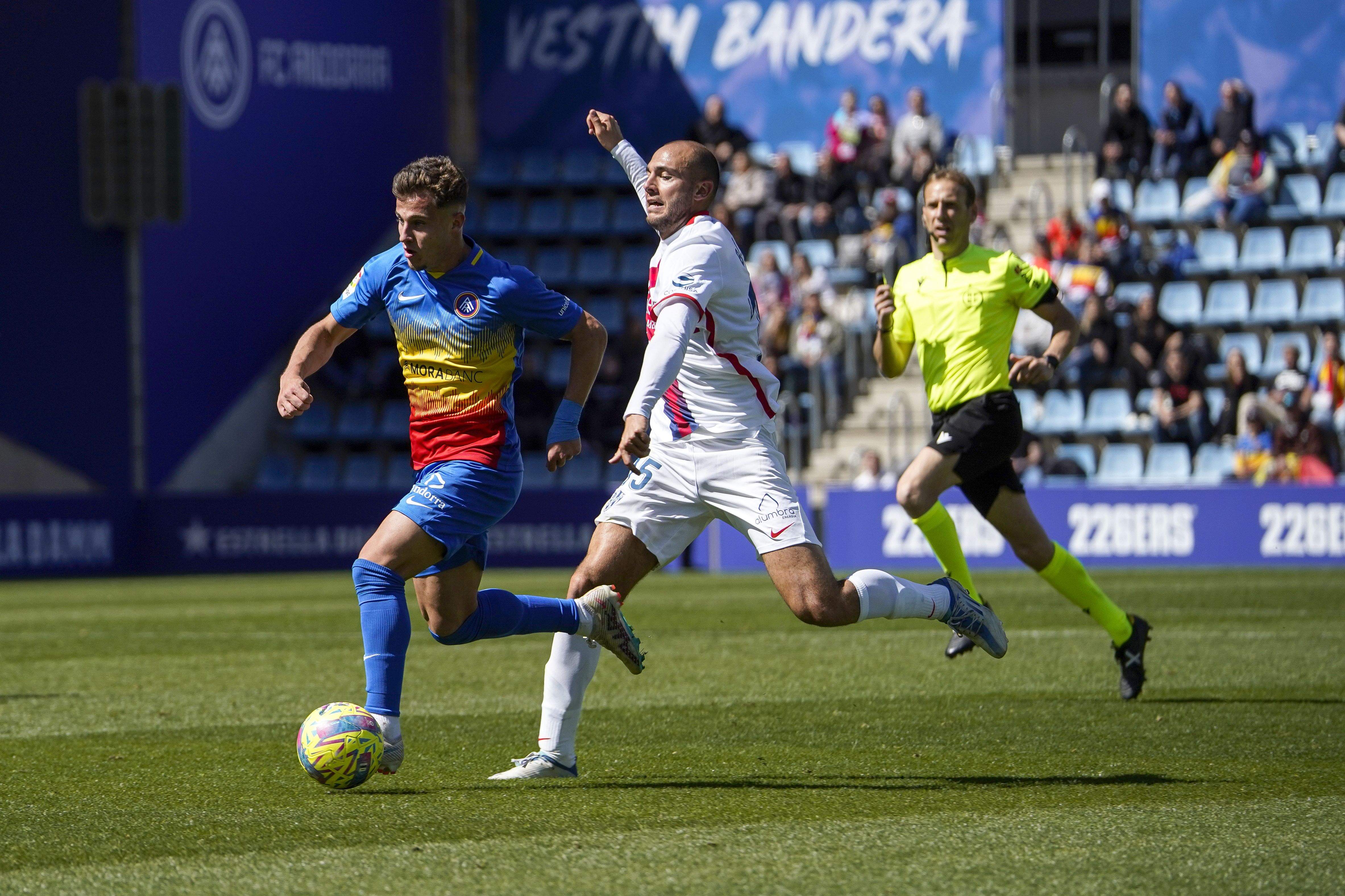 Un àrbitre segueix el joc el duel entre l'FC Andorra i el Huesca.