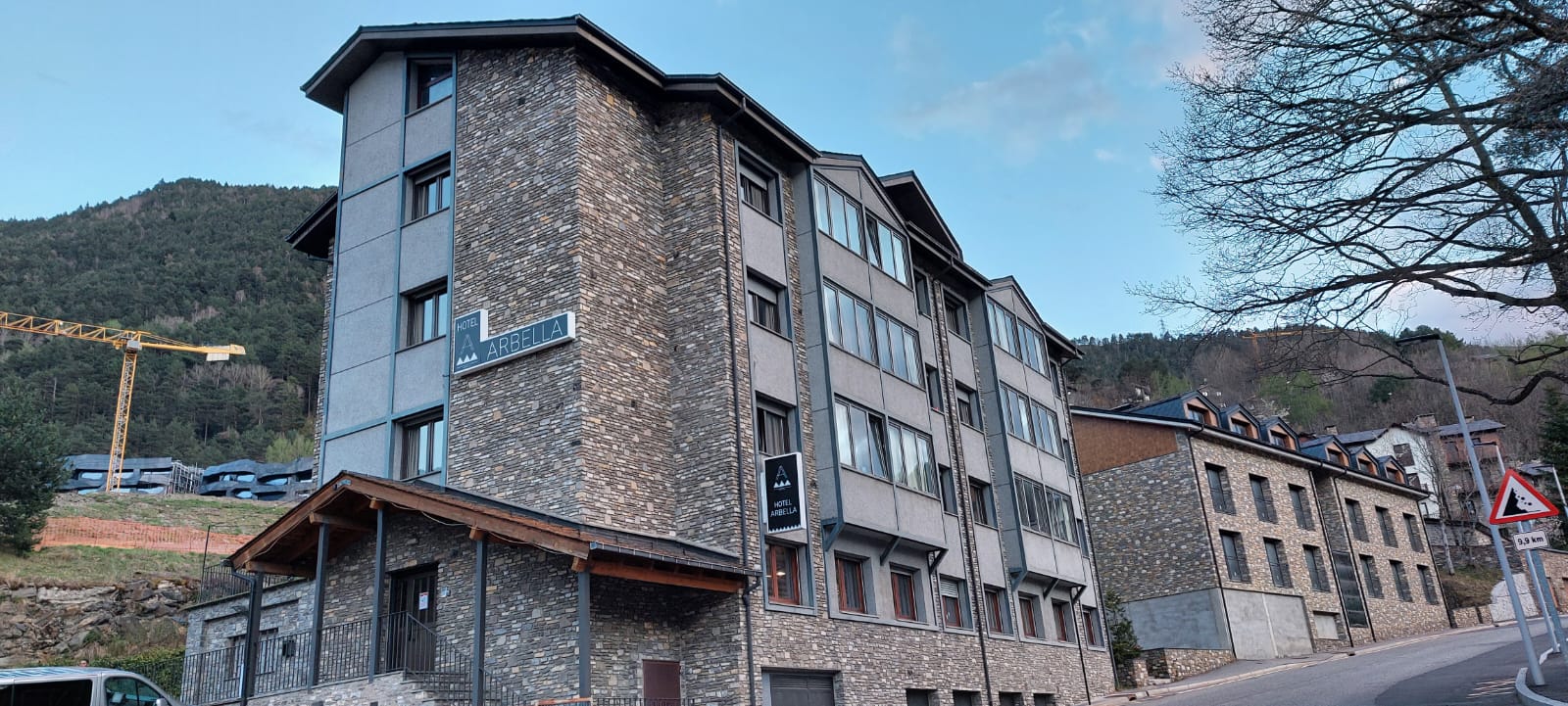 L'hotel Arbella i l'altre edifici que s'ha quedat Govern, en aquest cas arrendat, per fer pisos de lloguer.