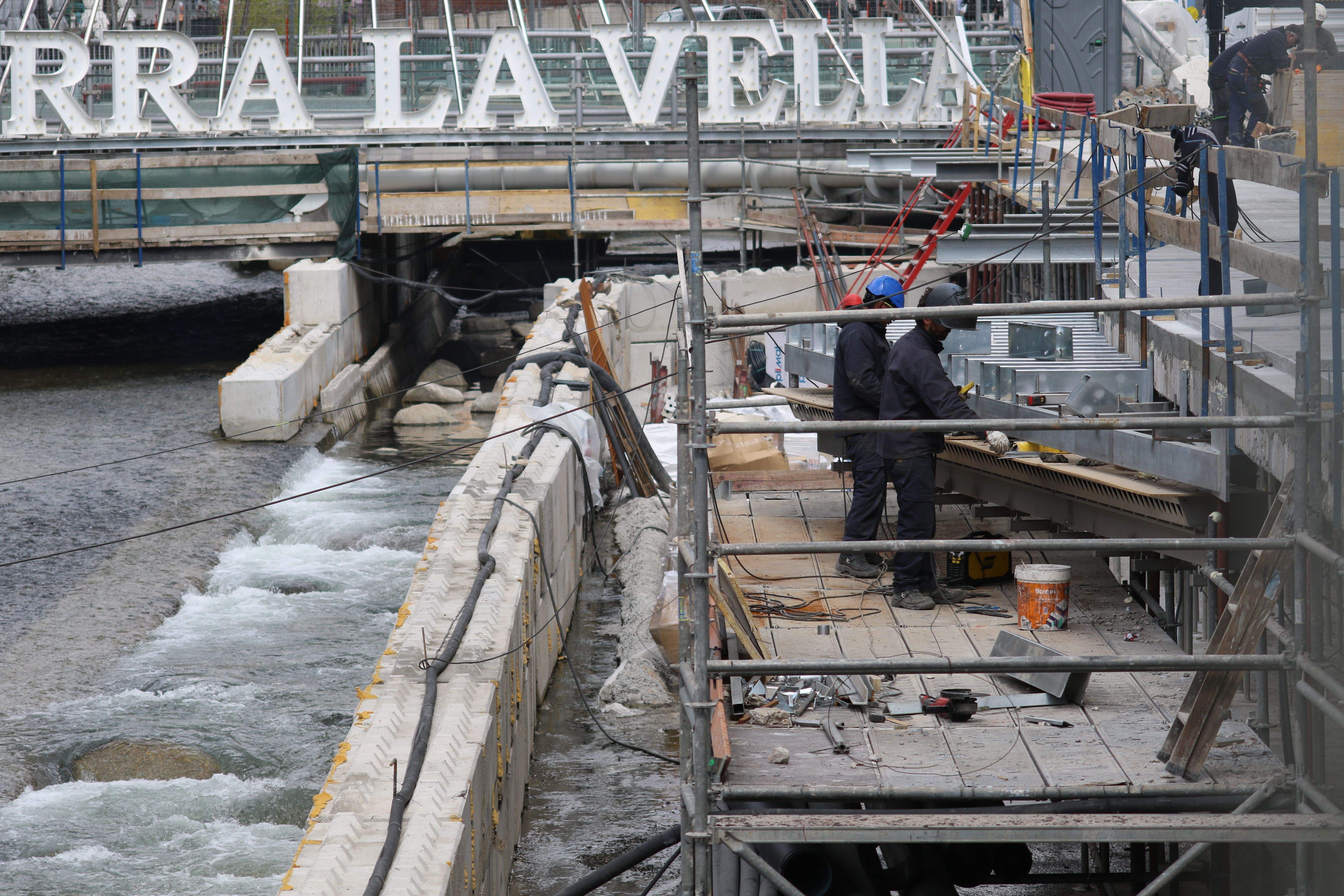 Operaris en les obres de remodelació del passeig del Riu, entre la Rotonda i el pont de París.