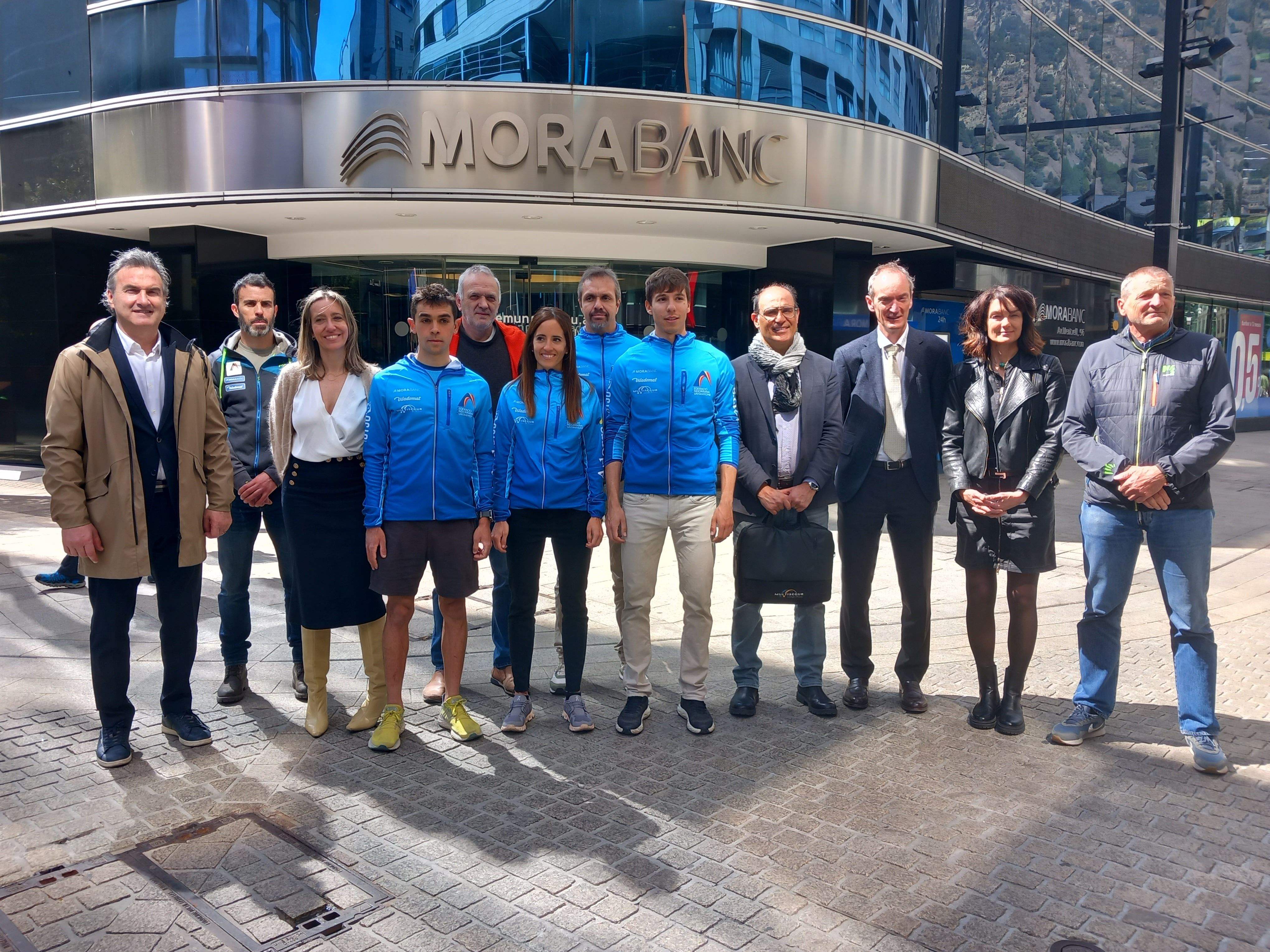 Els atletes i tècnics amb membres de la FAM i representants dels patrocinadors.