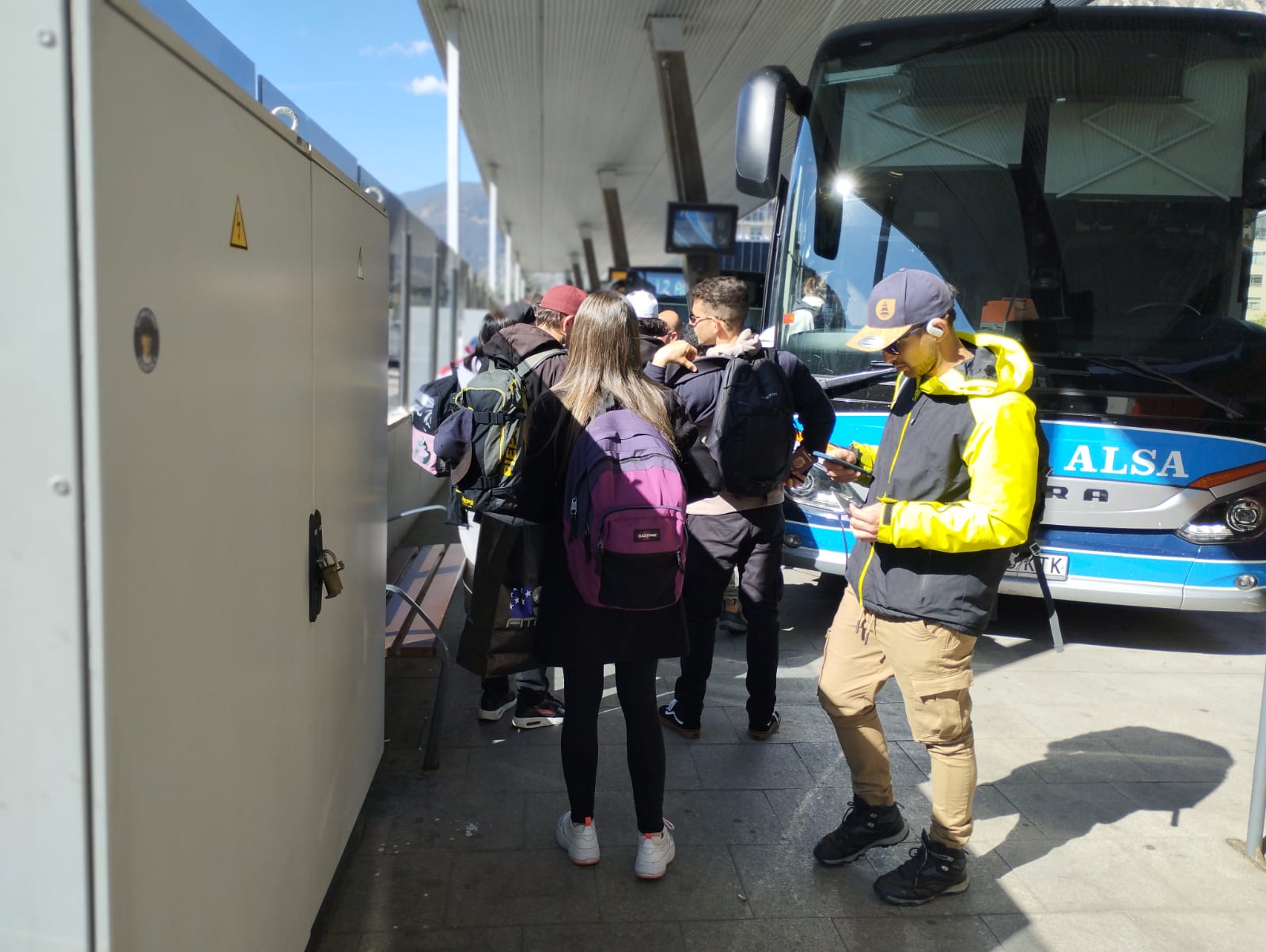 Argentins esperant la sortida del bus a l'estació.